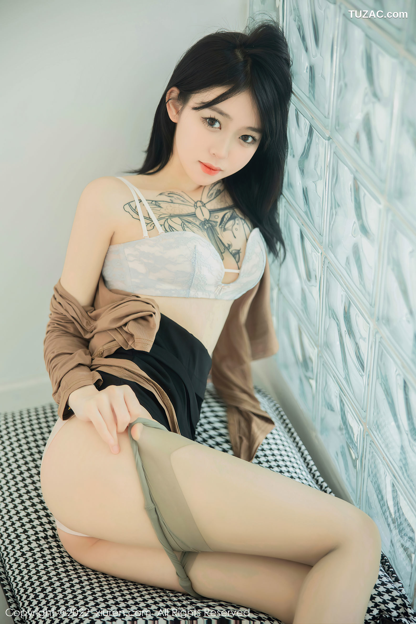 XiuRen-No.5587-奶瓶-黑短裙灰丝袜