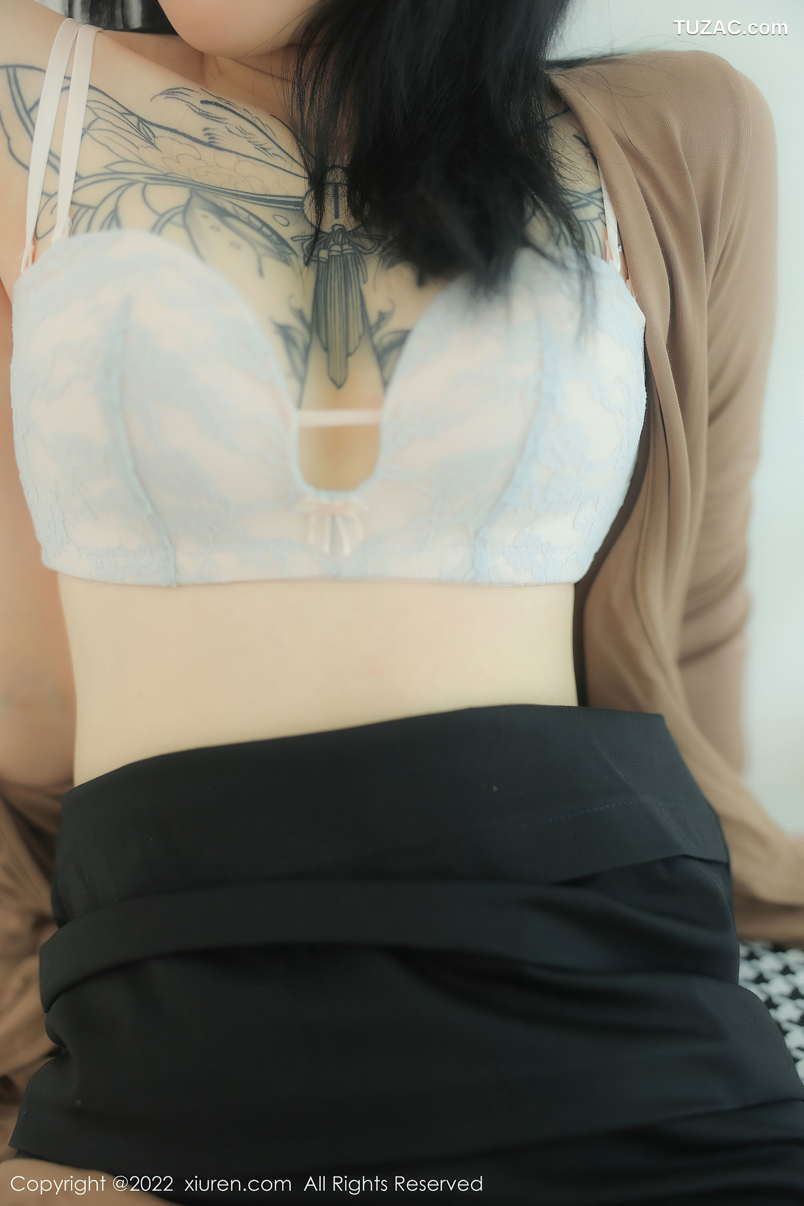 XiuRen-No.5587-奶瓶-黑短裙灰丝袜