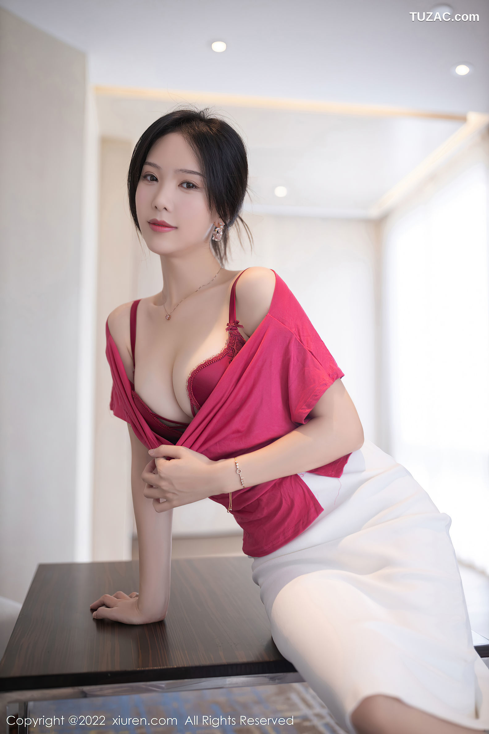 XiuRen-No.5588-利世-粉T白裙人妻装白丝袜