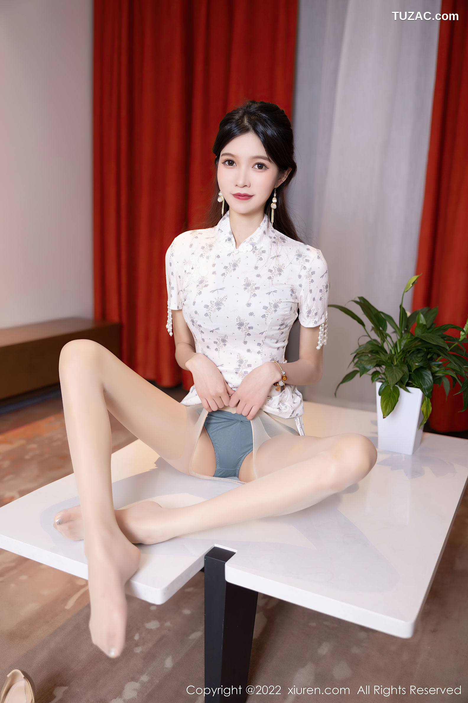 XiuRen-No.5592-程开心-白色灰点短旗袍肉丝灰内衣