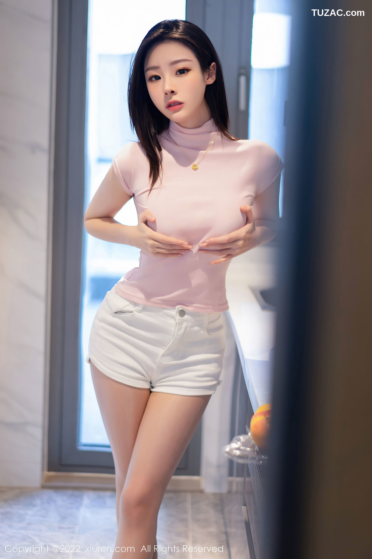 XiuRen-No.5593-是小逗逗-淡粉T白短裤肉丝厨娘
