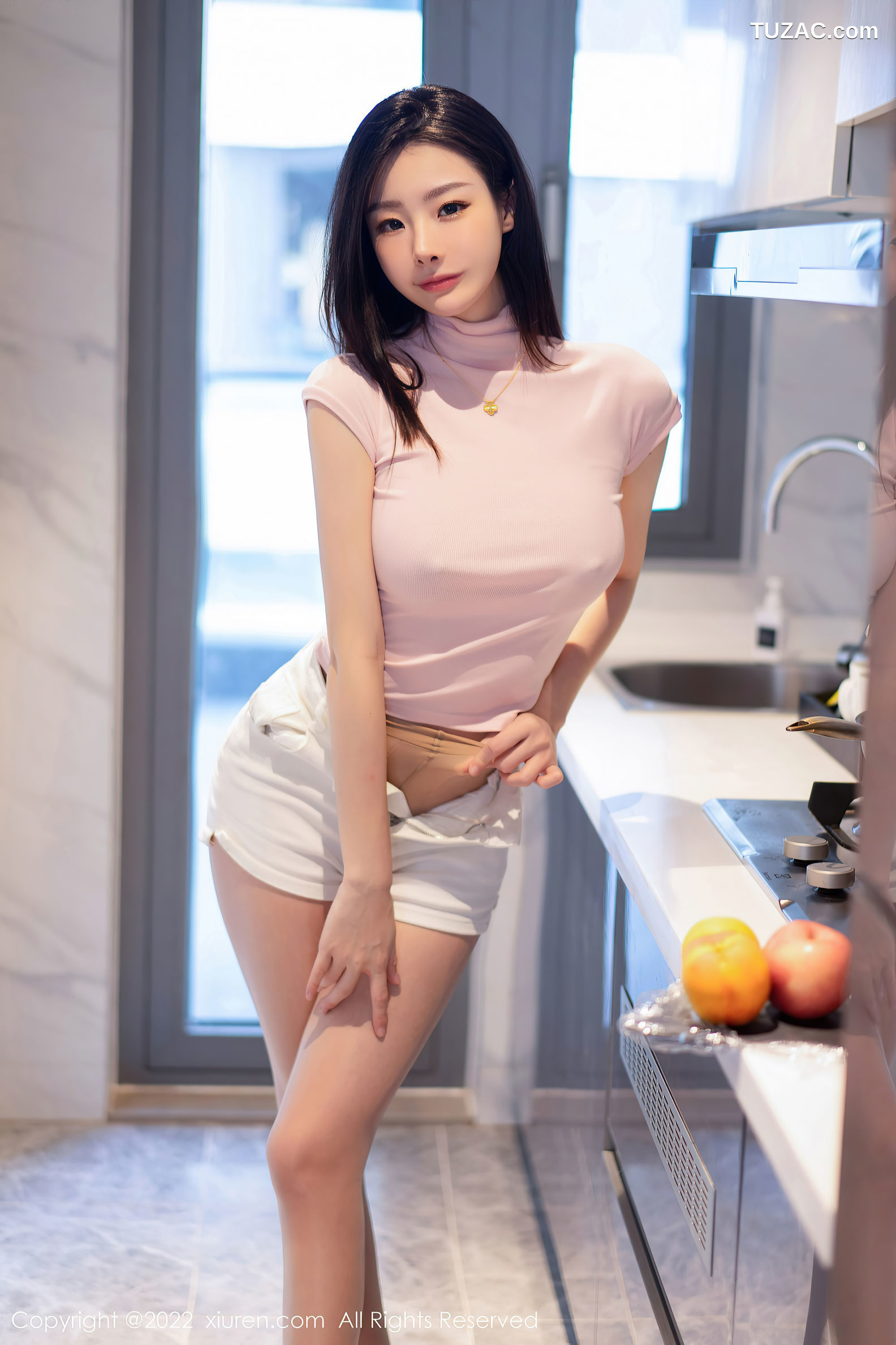 XiuRen-No.5593-是小逗逗-淡粉T白短裤肉丝厨娘