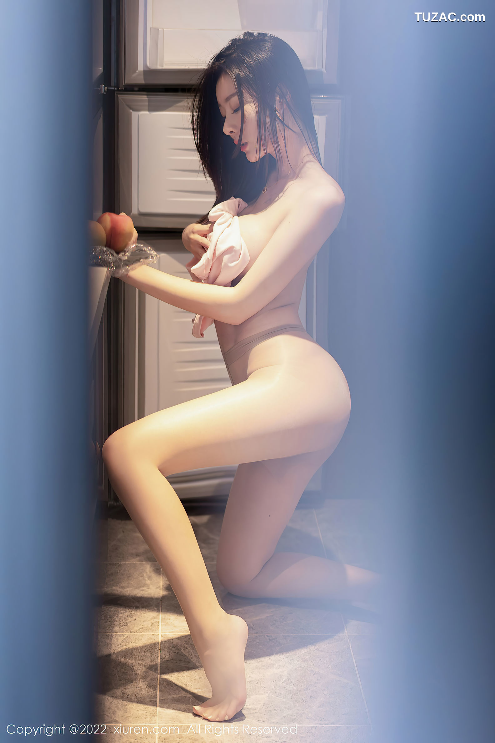 XiuRen-No.5593-是小逗逗-淡粉T白短裤肉丝厨娘