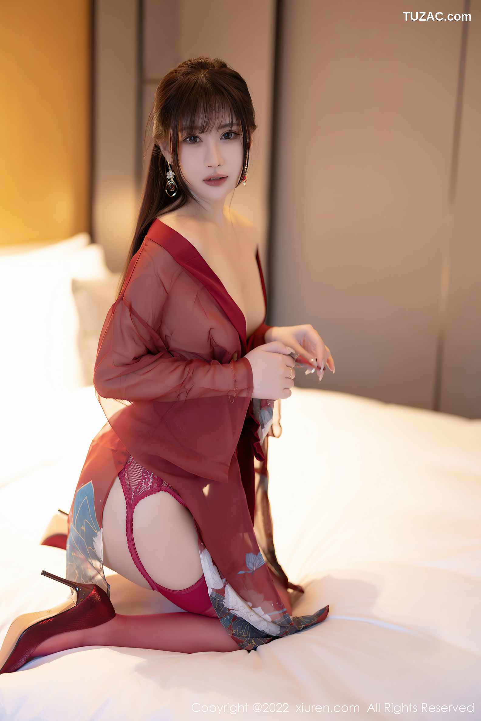 XiuRen-No.5606-张欣欣-灰白休闲裙红纱红内衣红丝