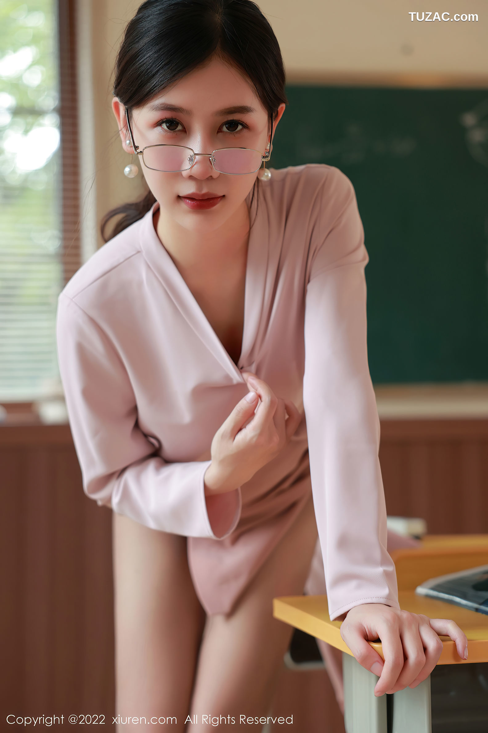 XiuRen-No.5617-尹甜甜-浅粉裙装美女教师肉丝