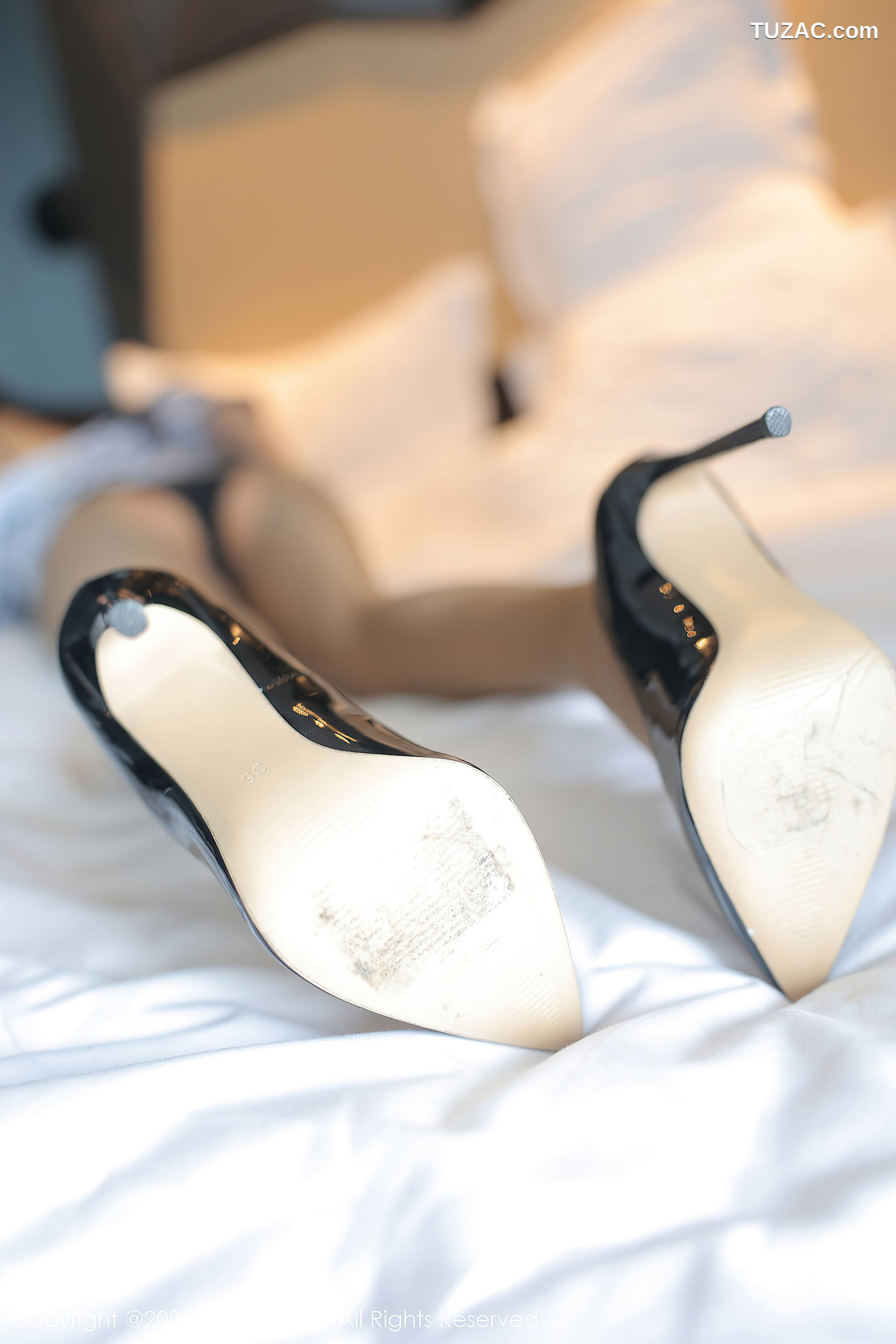 XiuRen-No.5618-顾楚楚-蓝印花短袖衫黑短裙空姐装肉丝