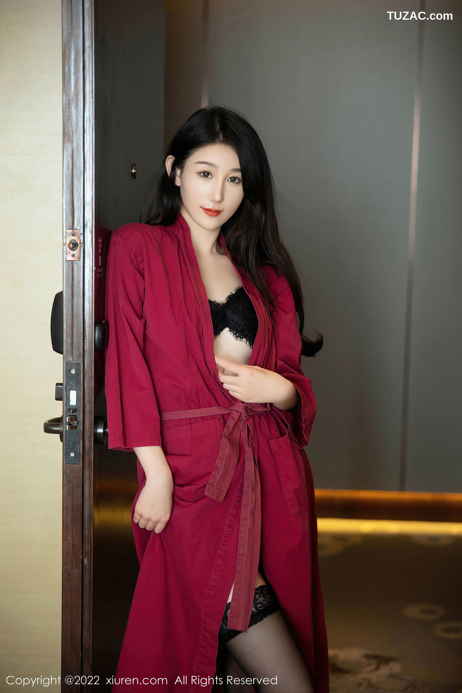 XiuRen-No.5624-薇薇酱-酒红睡袍黑色情趣内衣黑丝