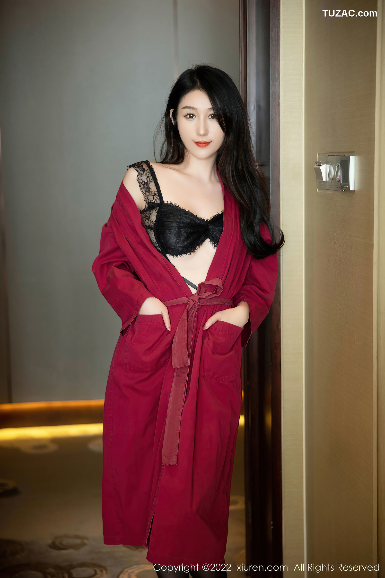 XiuRen-No.5624-薇薇酱-酒红睡袍黑色情趣内衣黑丝