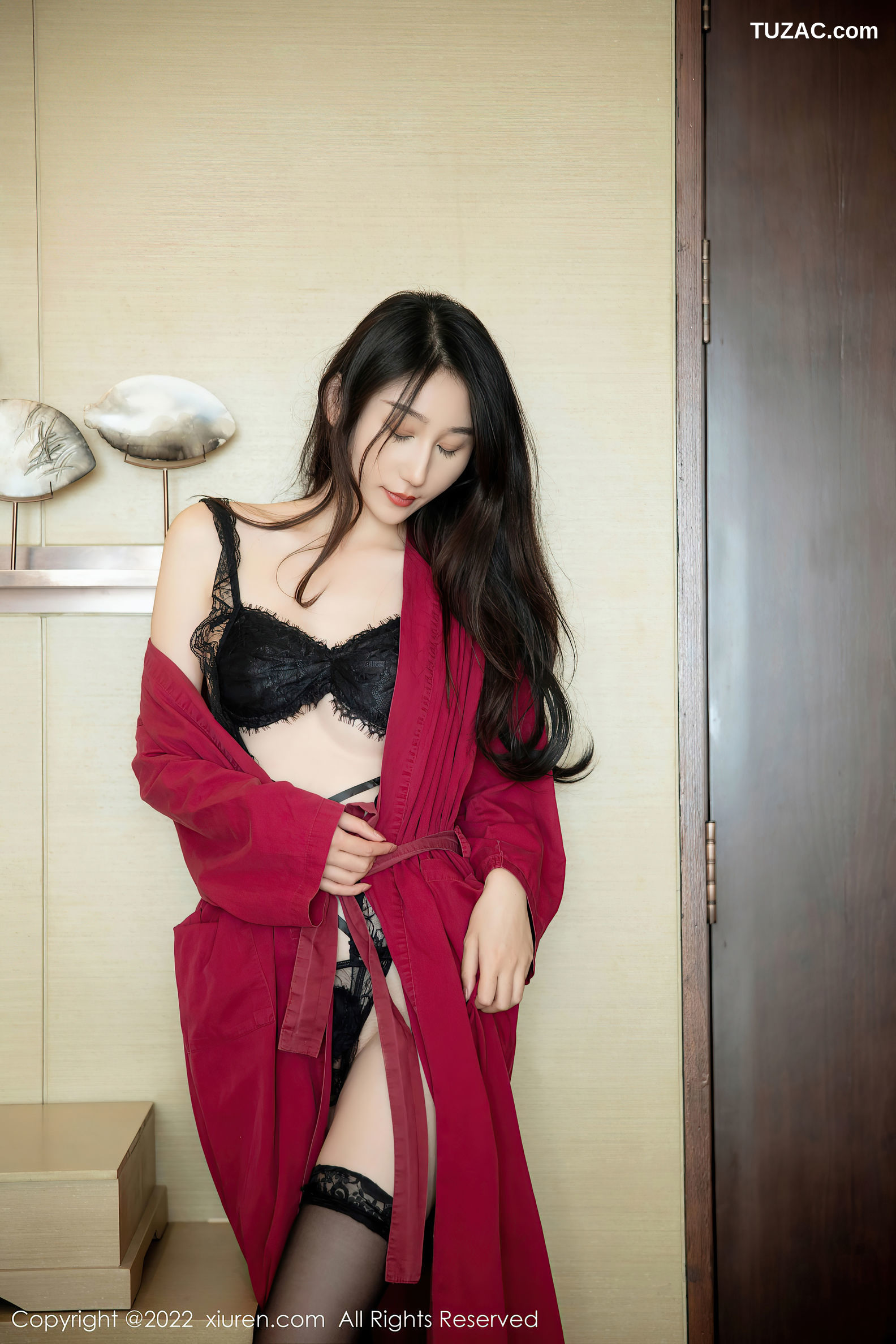 XiuRen-No.5624-薇薇酱-酒红睡袍黑色情趣内衣黑丝