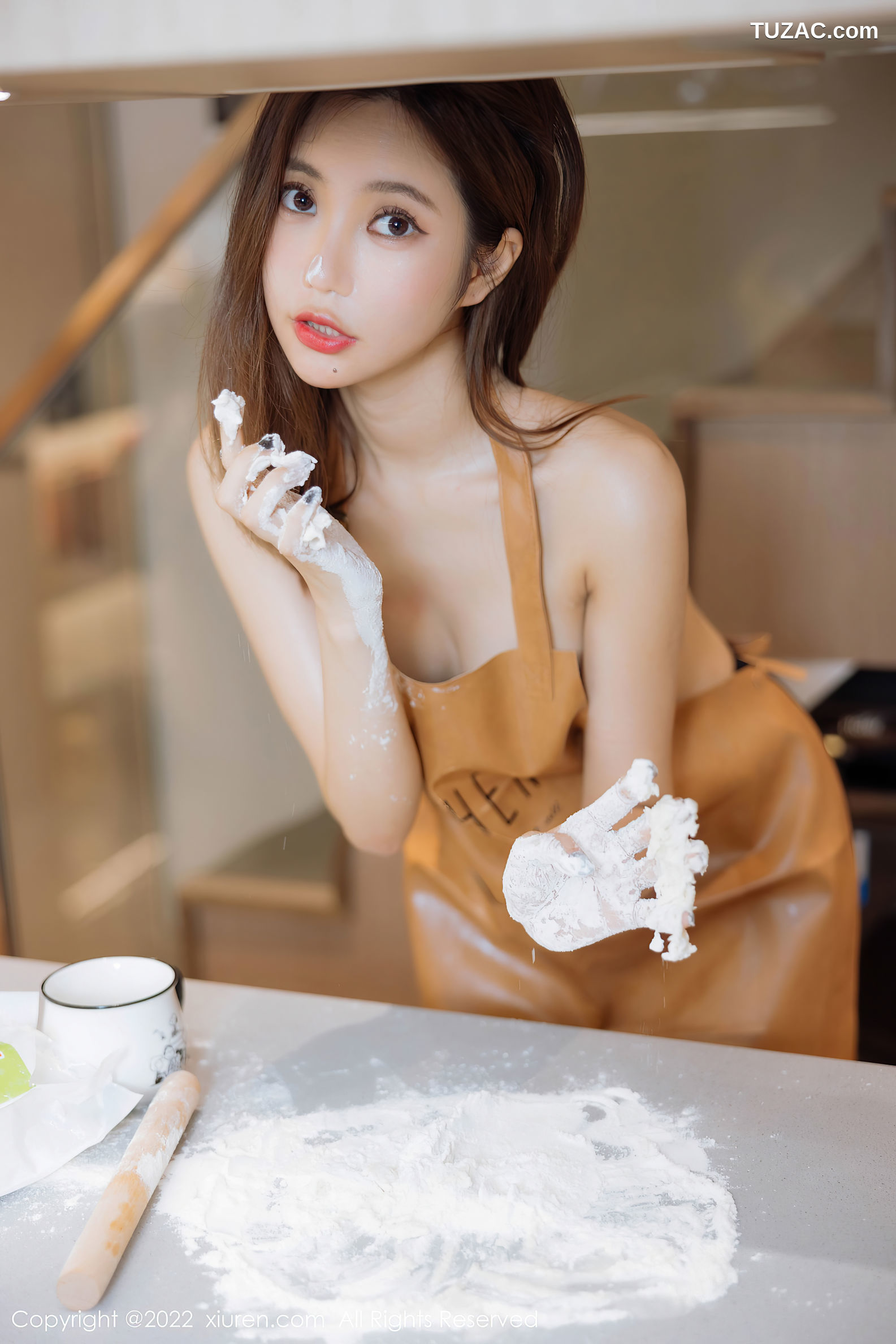 XiuRen-No.5634-绮里嘉-白针织短裙橘黄围裙黑丝