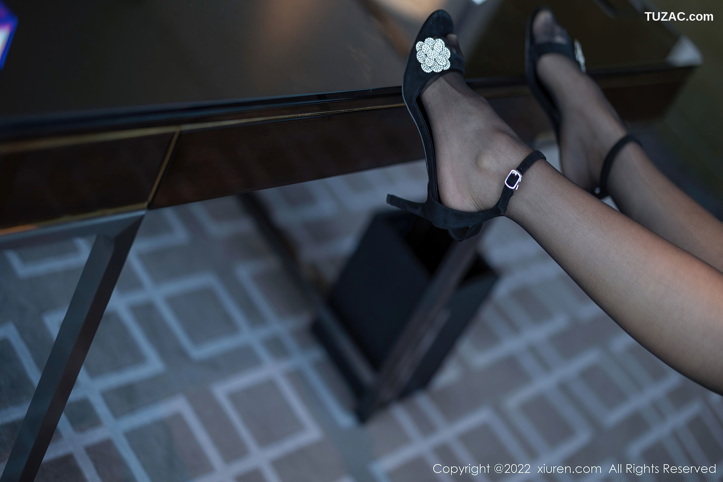 XiuRen-No.5635-刘钰儿-白衬黑短裙黑内黑丝