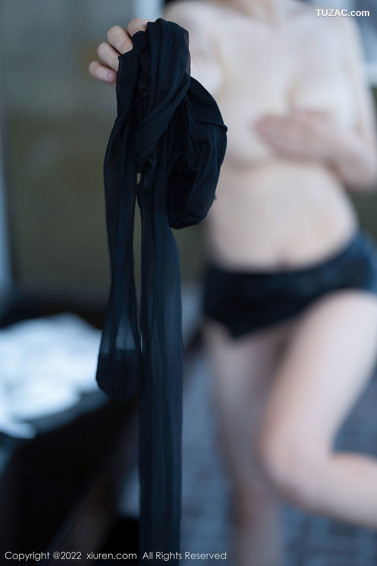 XiuRen-No.5635-刘钰儿-白衬黑短裙黑内黑丝