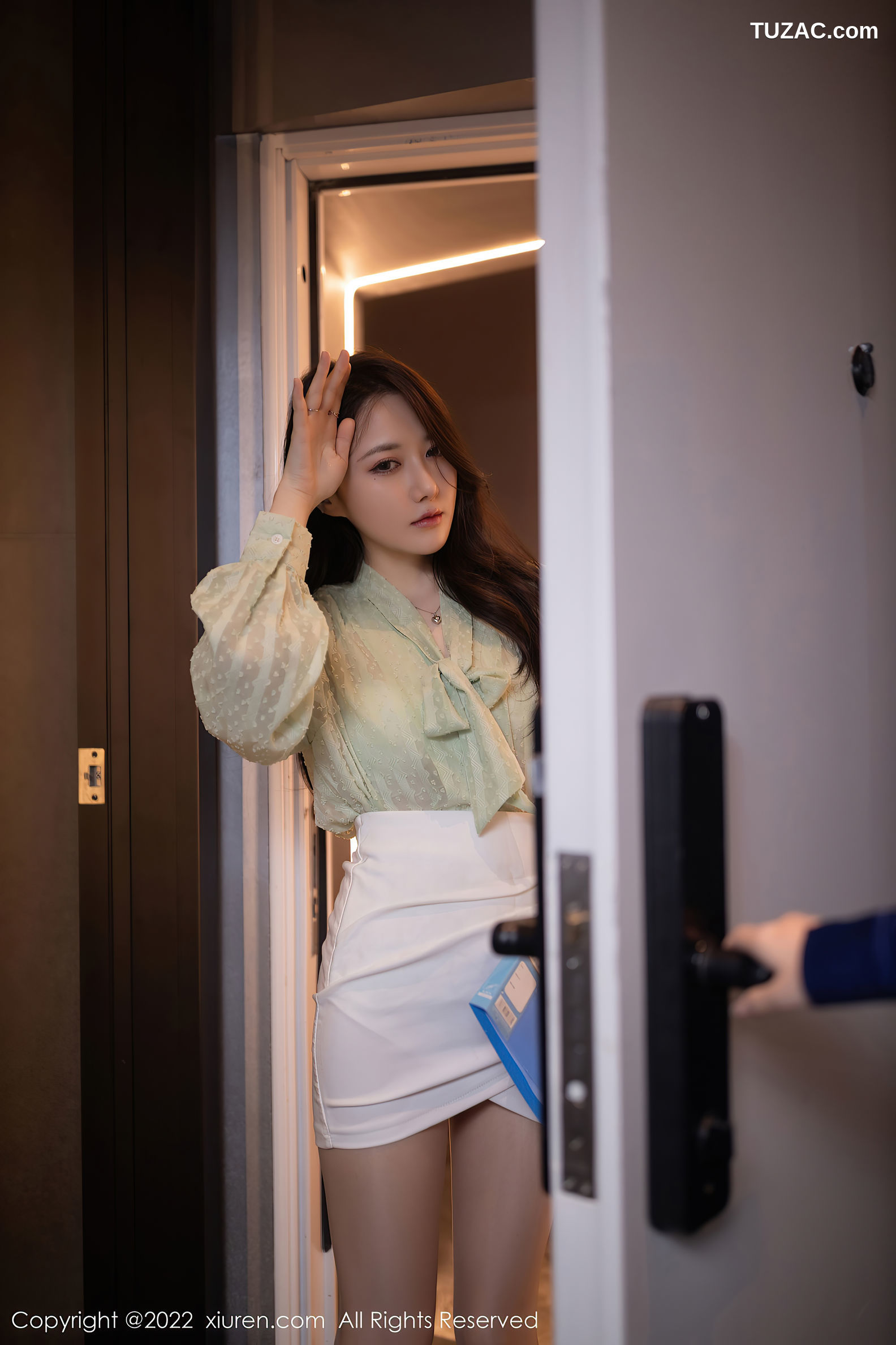 XiuRen-No.5639-鱼子酱-绿衫白裙秘书姐妹花