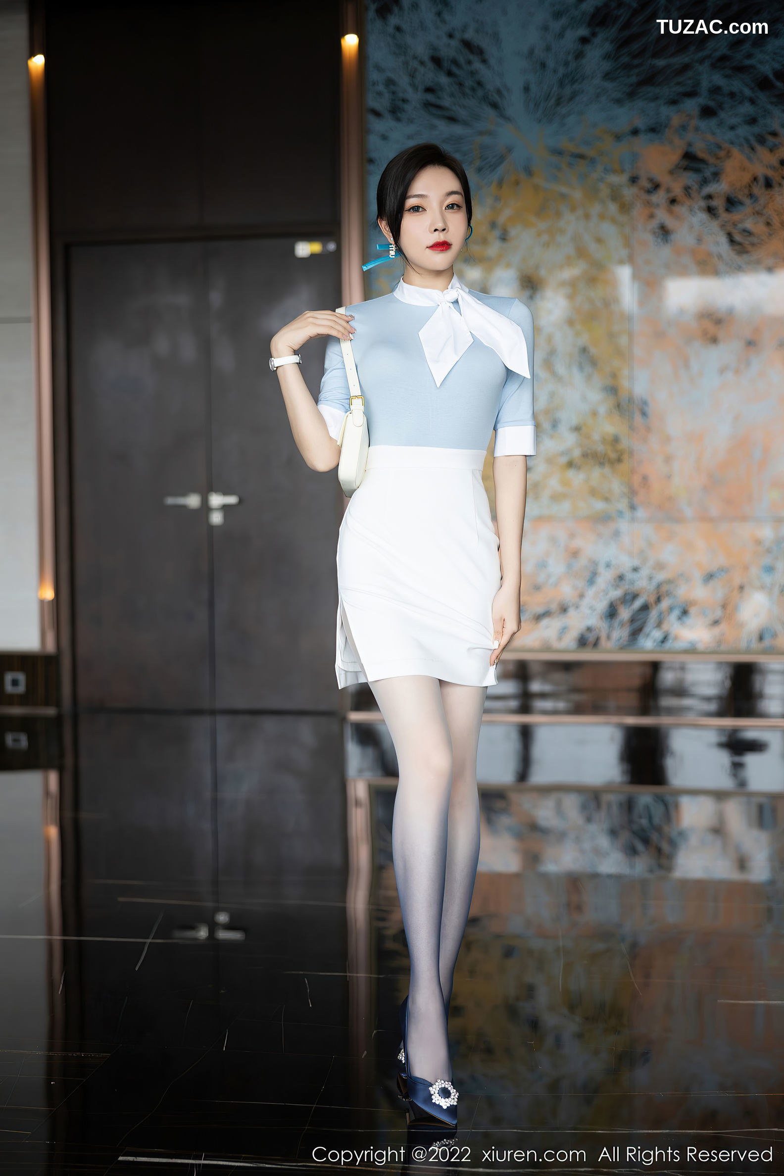 XiuRen-No.5643-徐莉芝-浅蓝T白裙空姐职业装带子抹胸