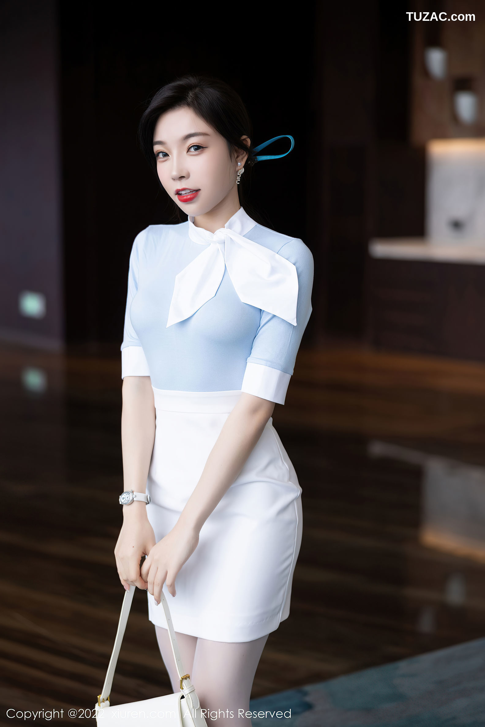 XiuRen-No.5643-徐莉芝-浅蓝T白裙空姐职业装带子抹胸