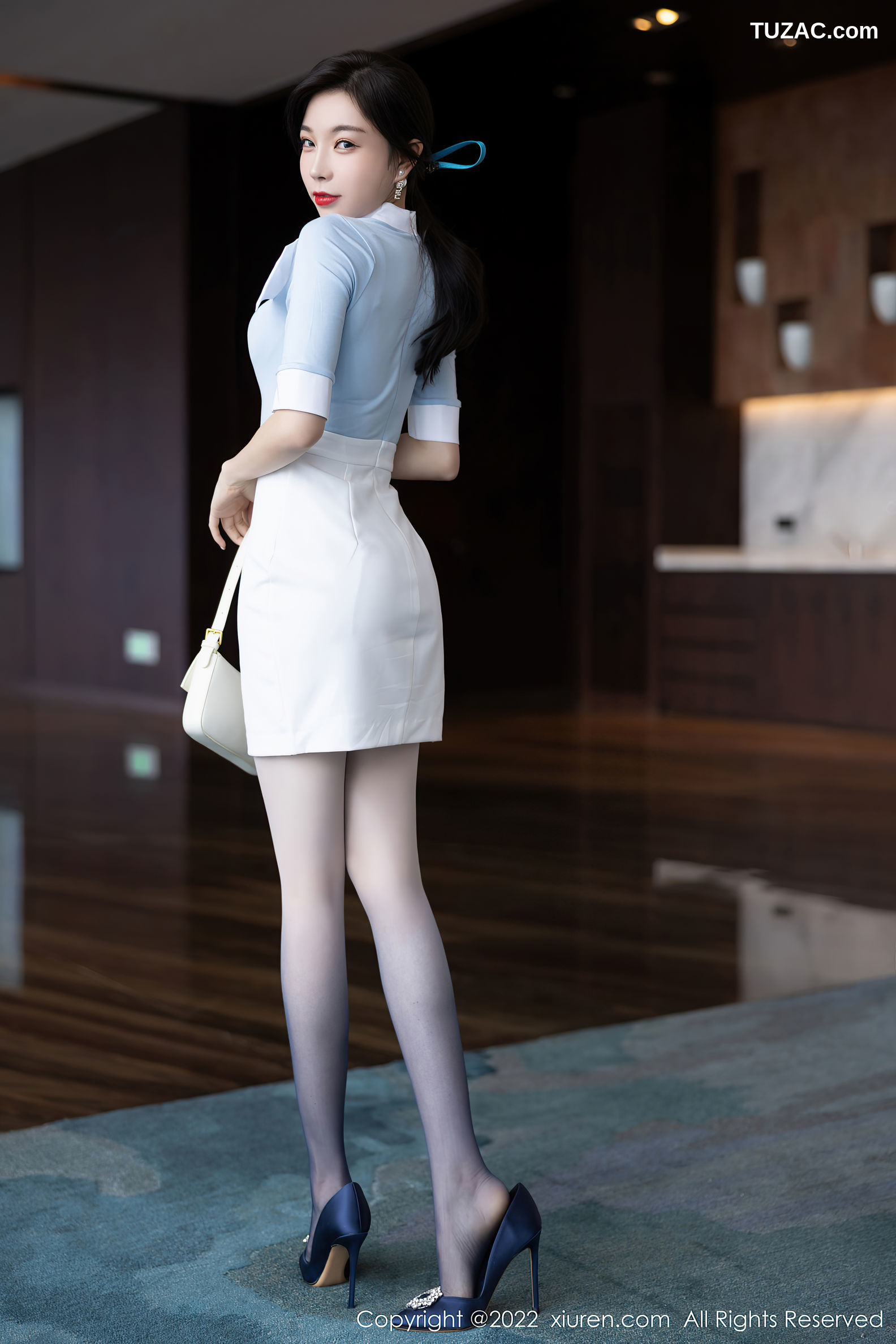 XiuRen-No.5643-徐莉芝-浅蓝T白裙空姐职业装带子抹胸