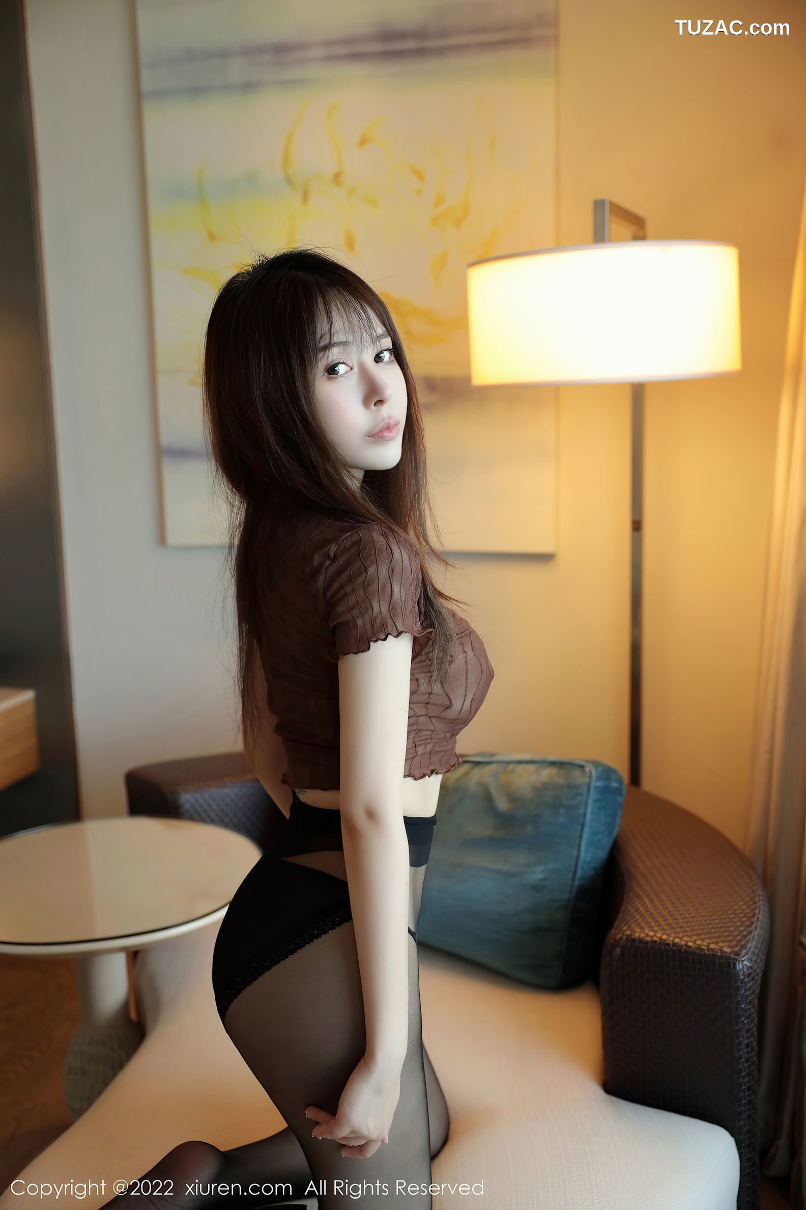 XiuRen-No.5649-艾莉-褐色短T皮短裙黑丝