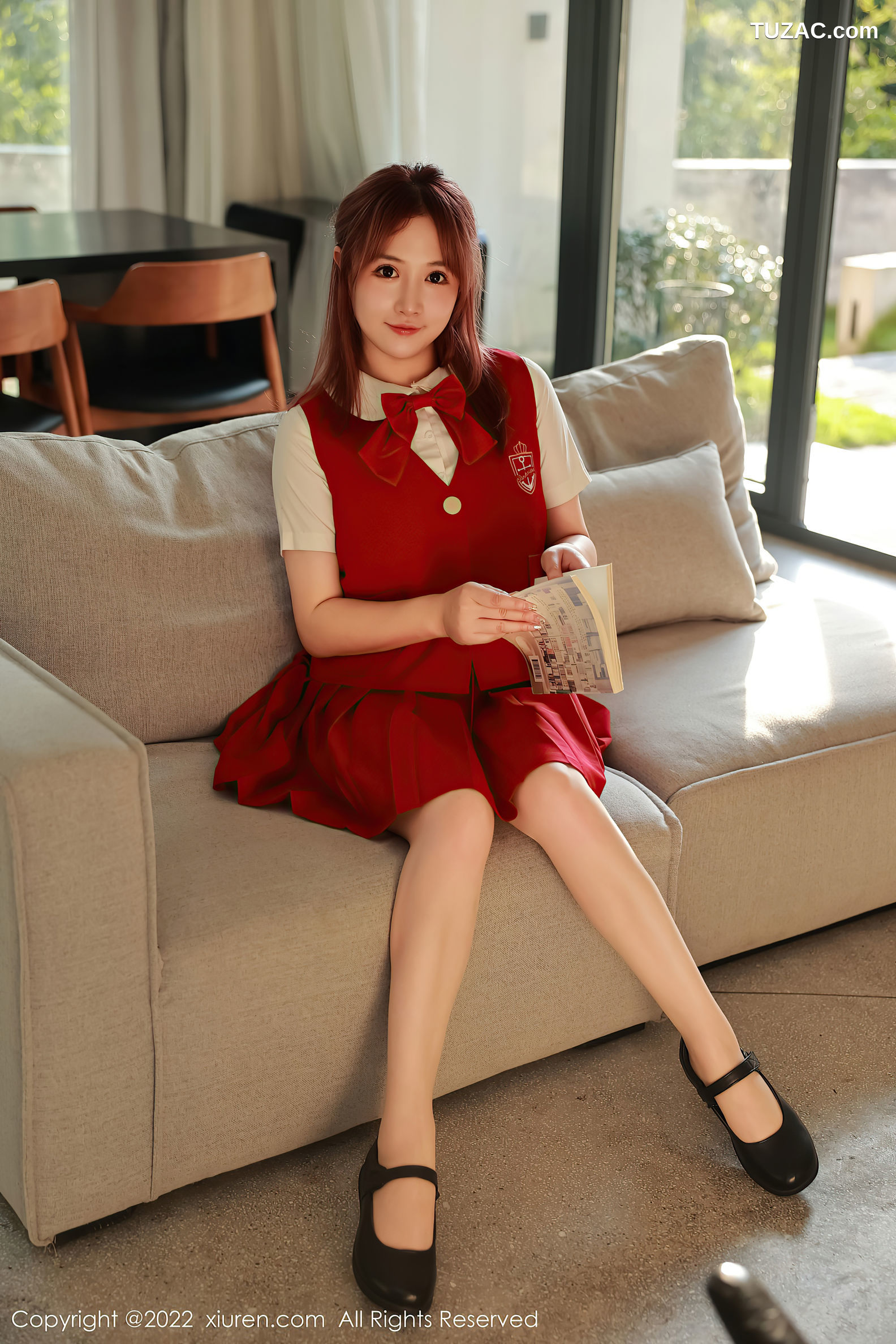 XiuRen-No.5652-养乐多-红学生裙白蕾丝内衣