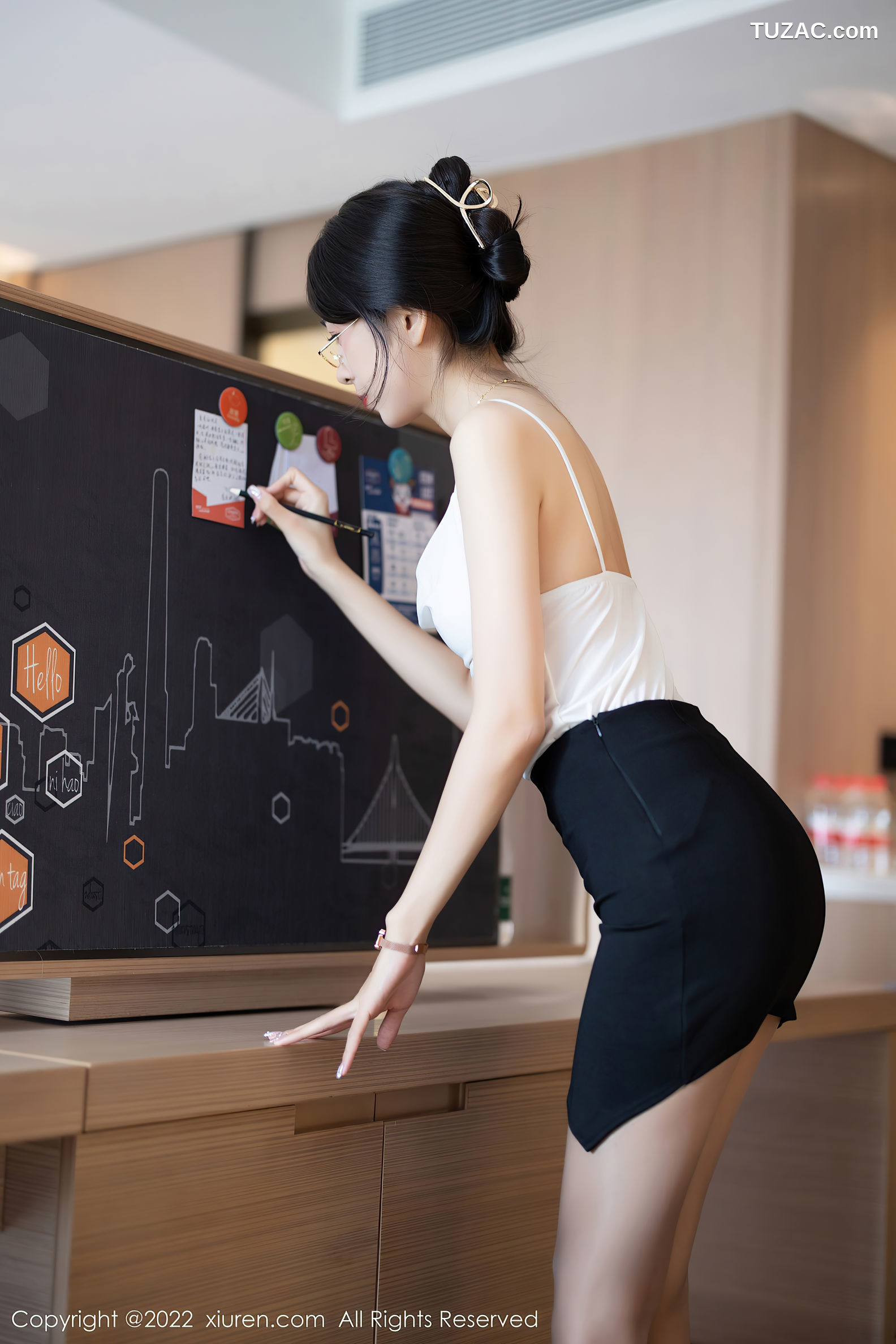 XiuRen-No.5656-林乐一-白吊带黑短裙带子抹胸