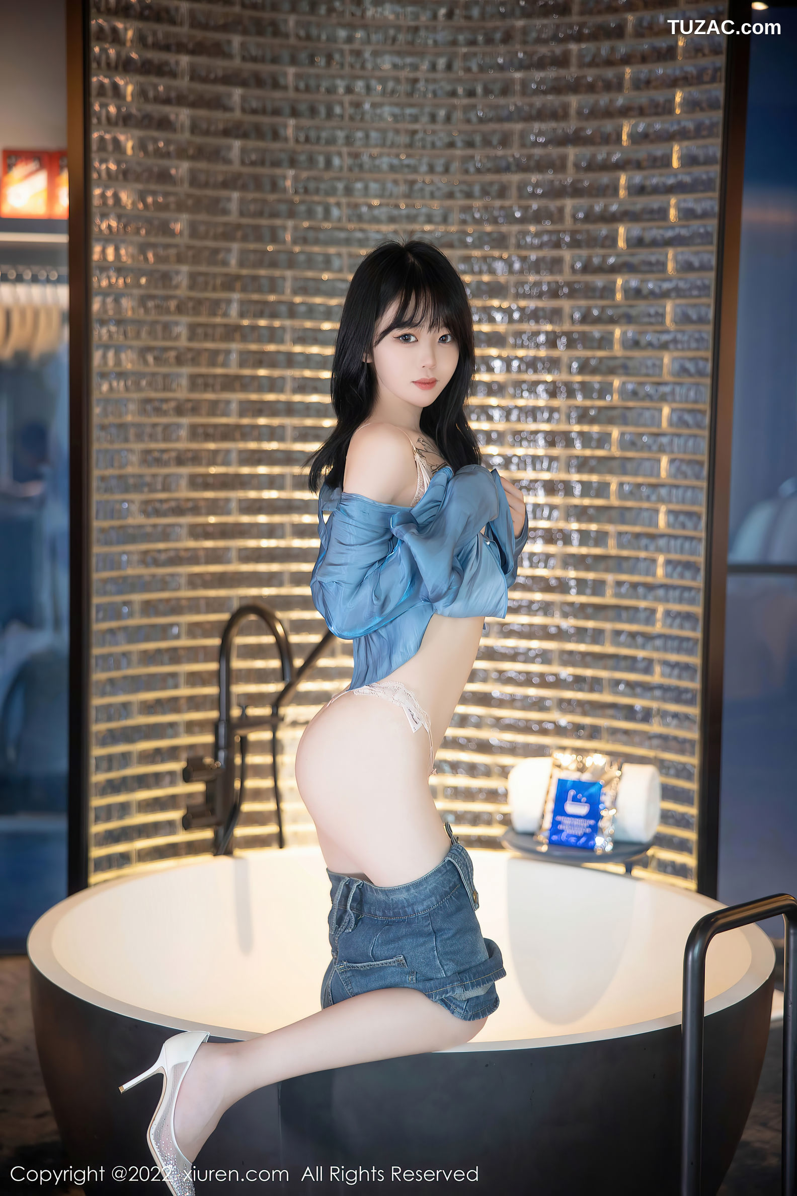 XiuRen-No.5662-奶瓶-蓝缎衬衫牛仔短裤丁字裤