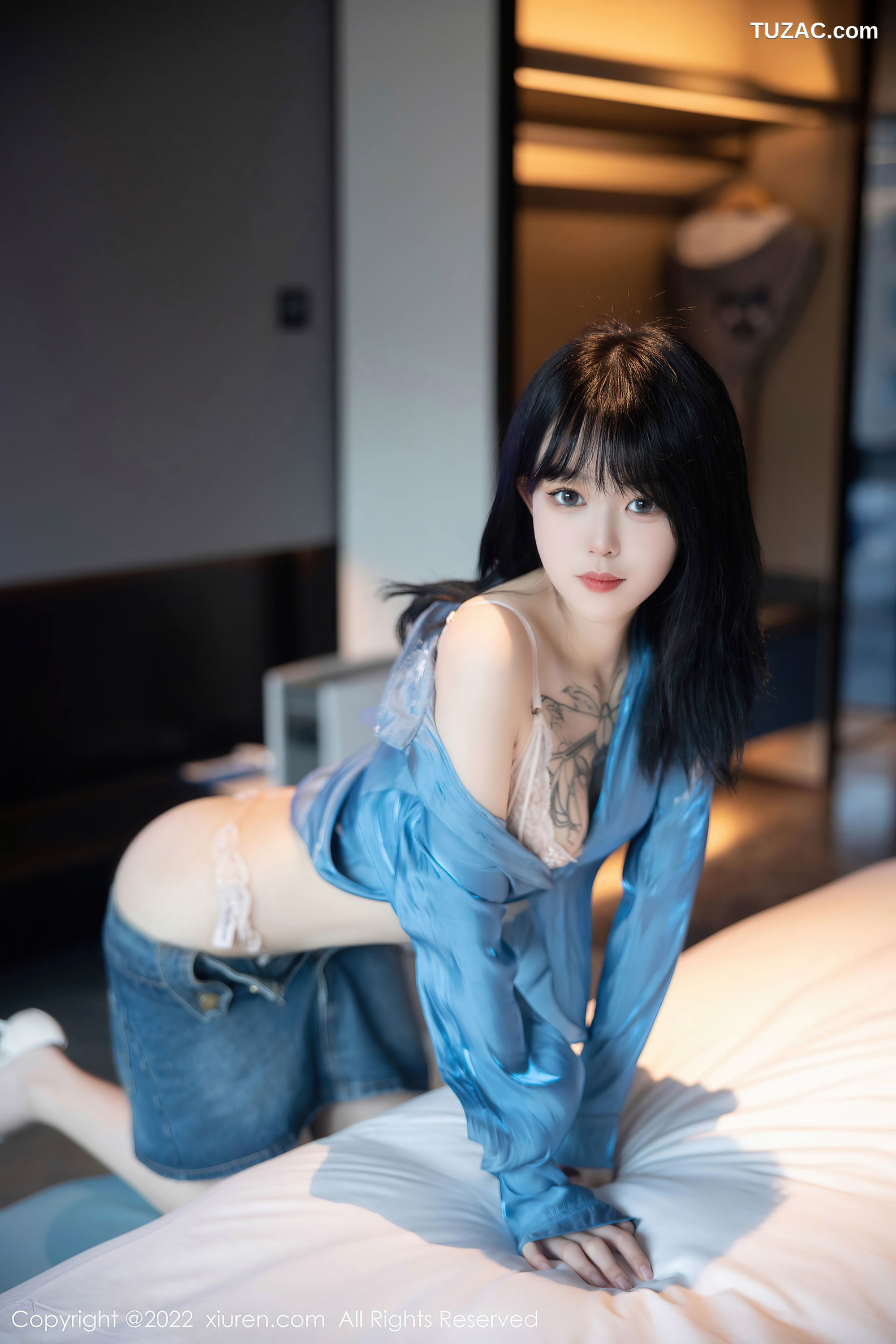 XiuRen-No.5662-奶瓶-蓝缎衬衫牛仔短裤丁字裤