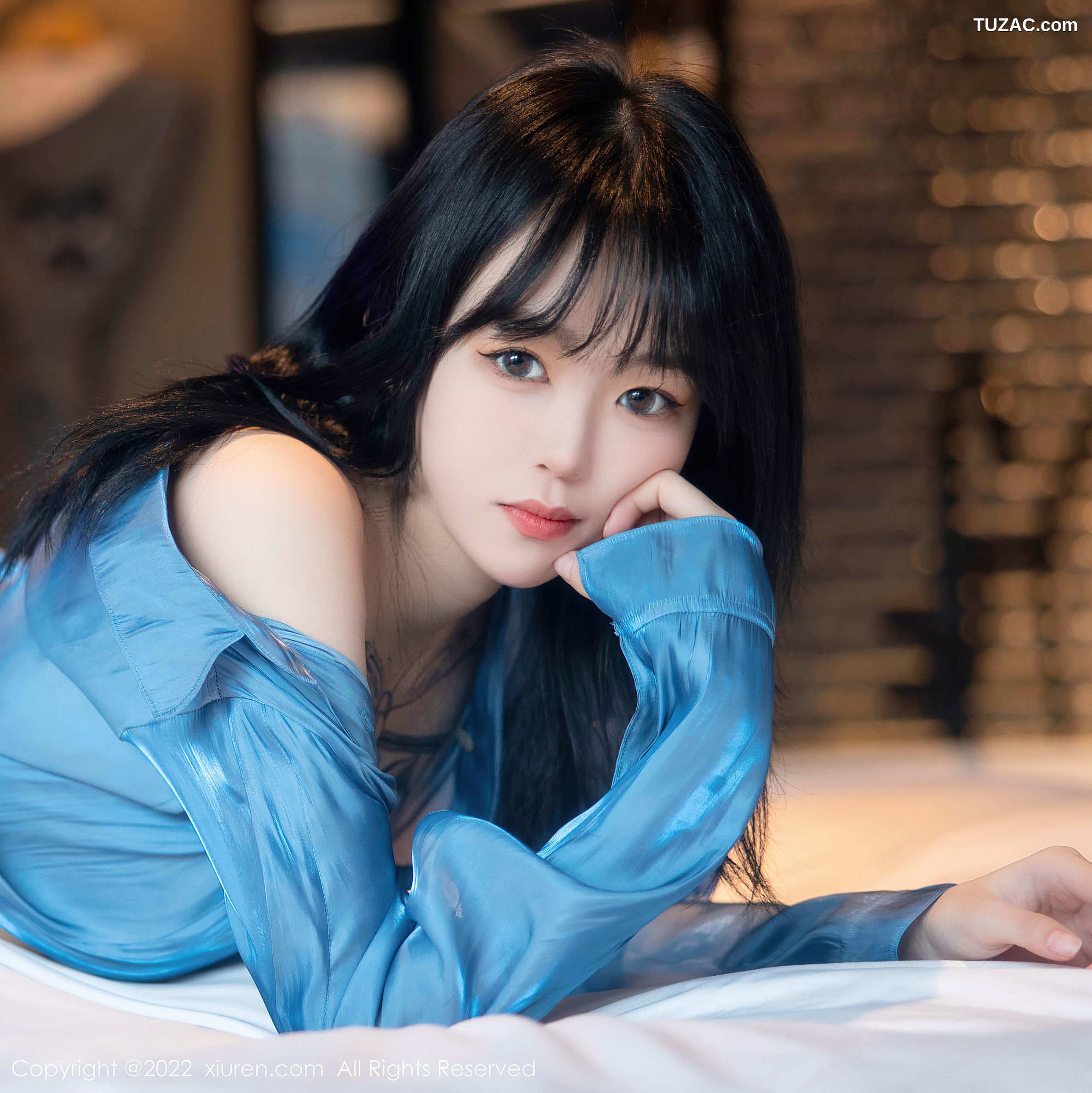 XiuRen-No.5662-奶瓶-蓝缎衬衫牛仔短裤丁字裤