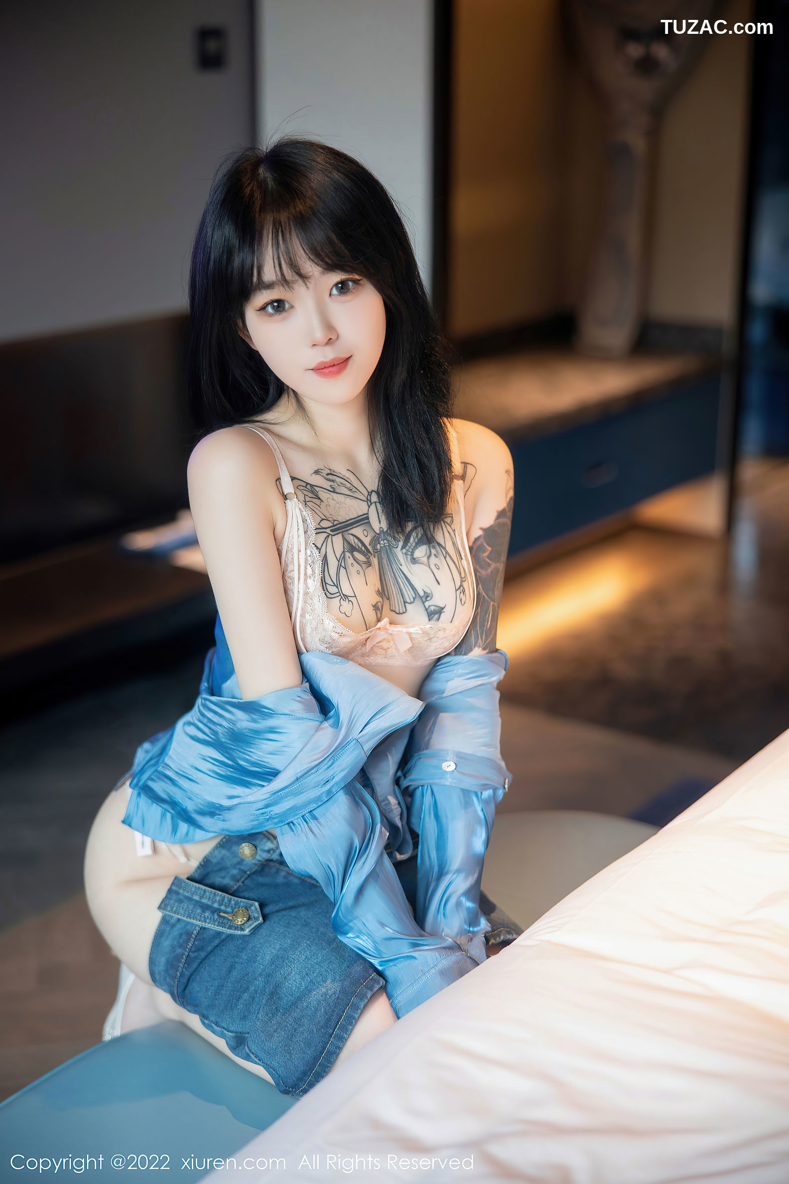 XiuRen-No.5662-奶瓶-蓝缎衬衫牛仔短裤丁字裤