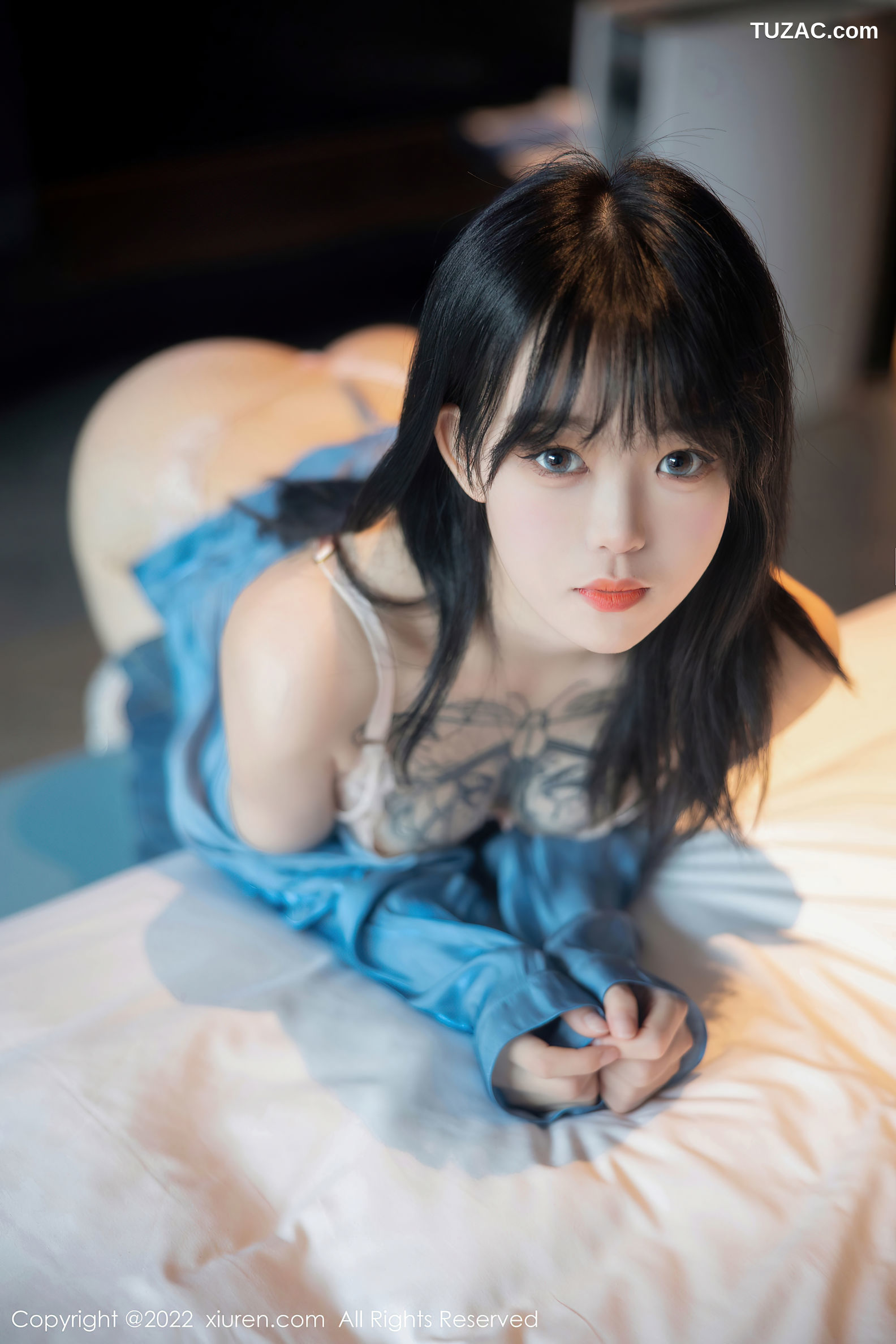 XiuRen-No.5662-奶瓶-蓝缎衬衫牛仔短裤丁字裤