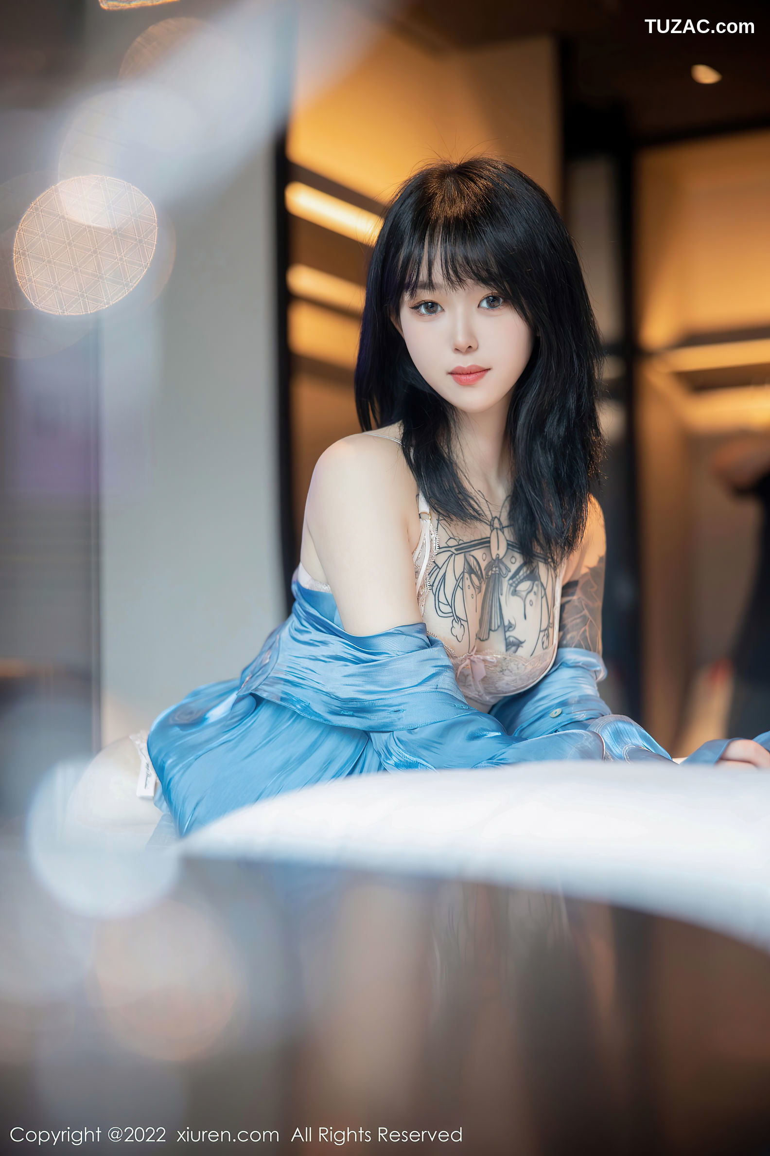 XiuRen-No.5662-奶瓶-蓝缎衬衫牛仔短裤丁字裤