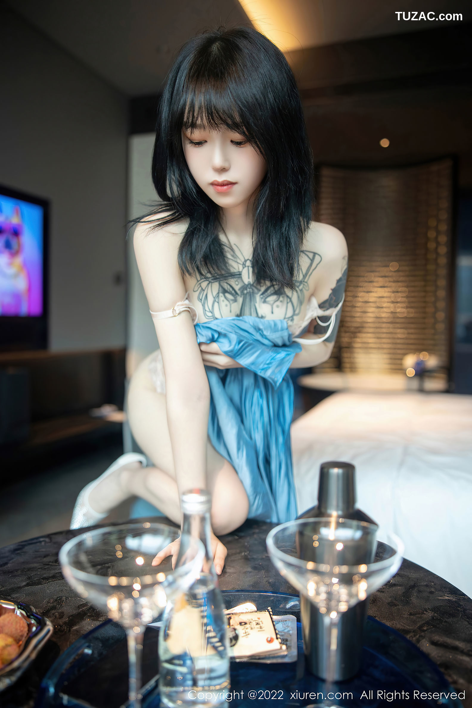 XiuRen-No.5662-奶瓶-蓝缎衬衫牛仔短裤丁字裤