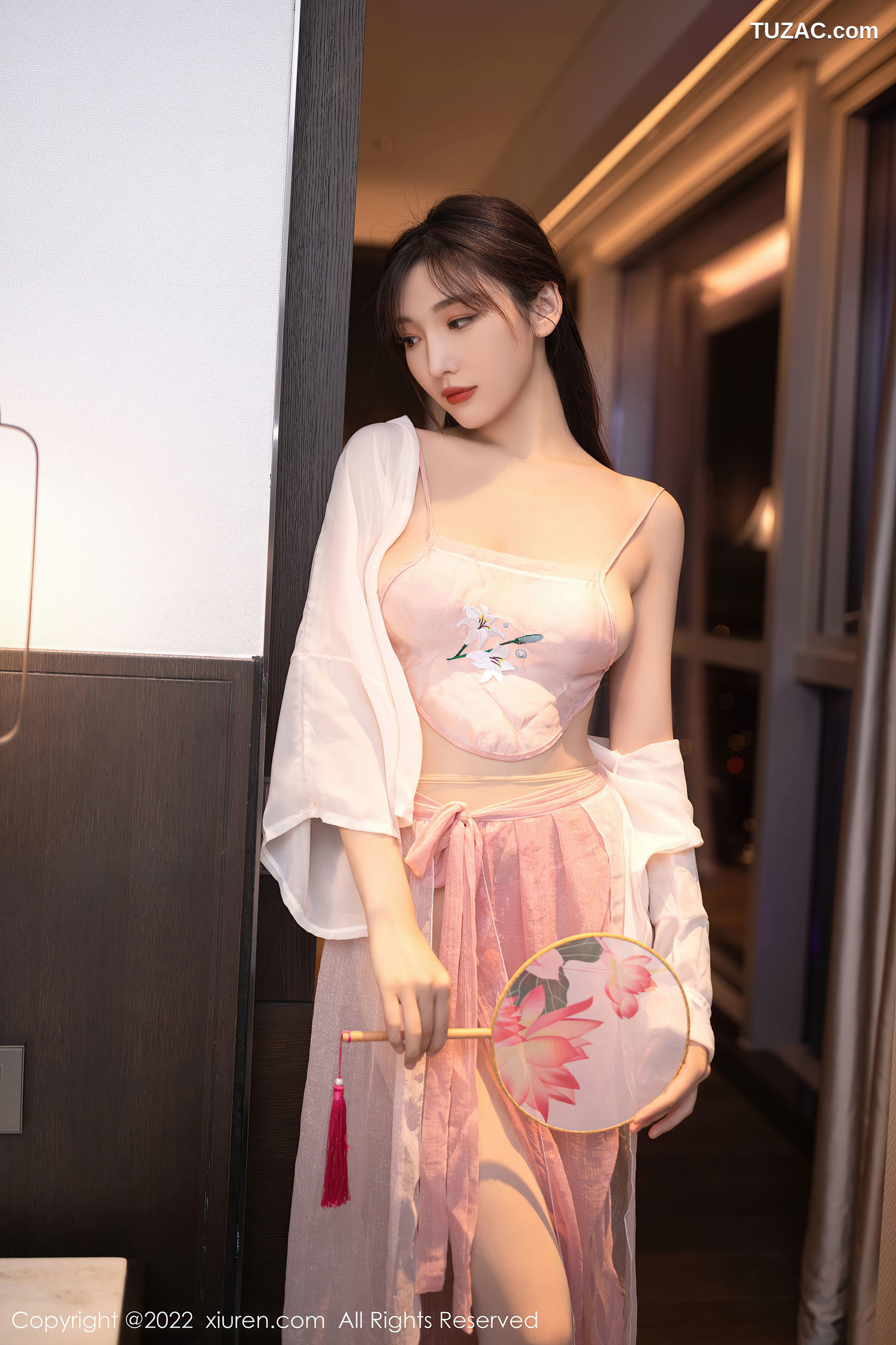 XiuRen-No.5666-陆萱萱-古风白纱衫粉裙淡粉肚兜