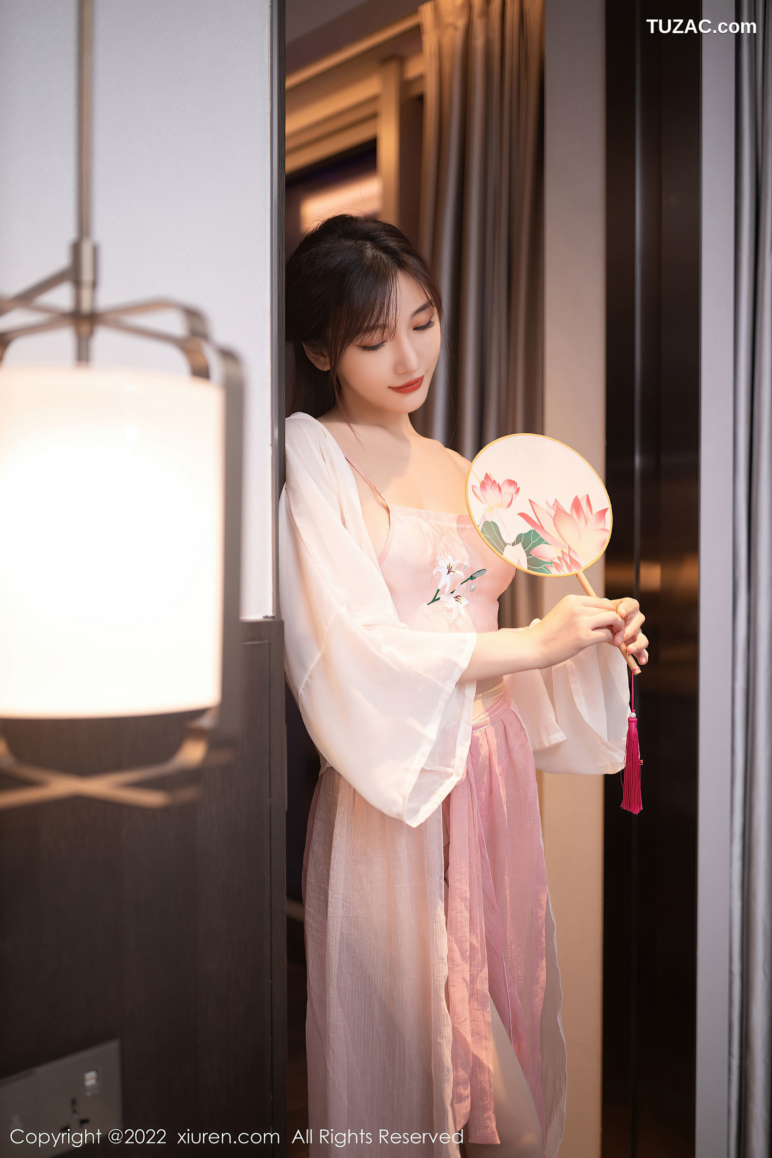 XiuRen-No.5666-陆萱萱-古风白纱衫粉裙淡粉肚兜