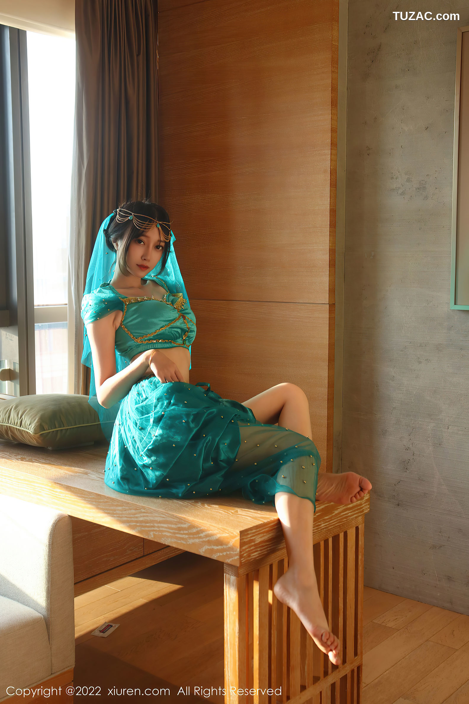 XiuRen-No.5670-玥儿玥-亮银短连衣裙黑丝浴缸