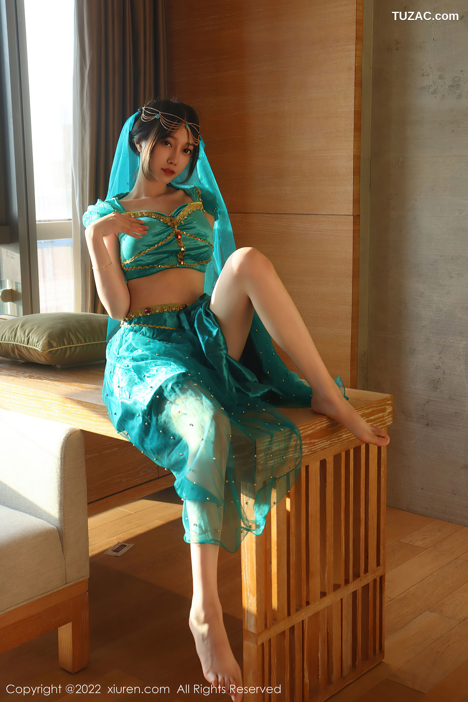 XiuRen-No.5670-玥儿玥-亮银短连衣裙黑丝浴缸