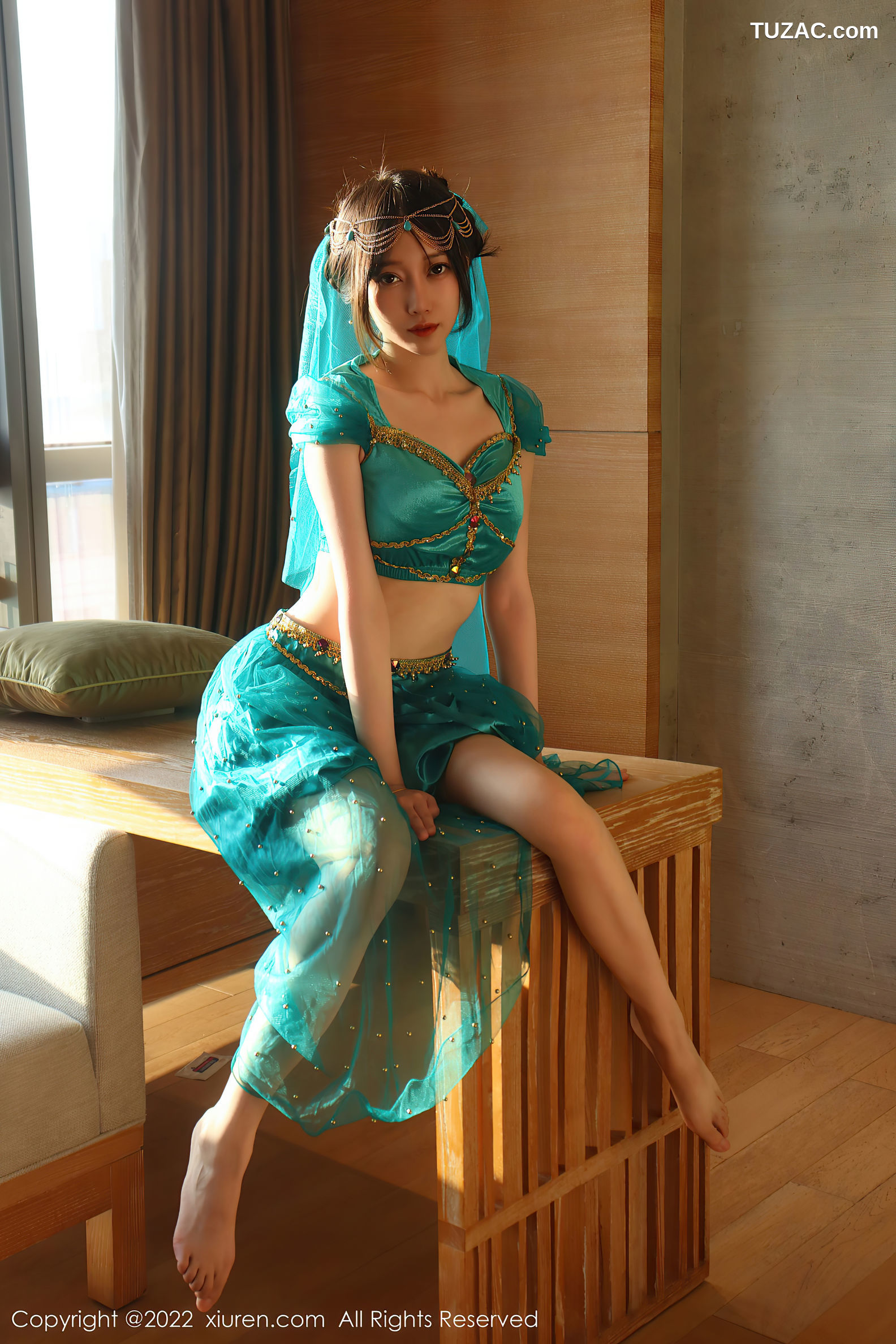 XiuRen-No.5670-玥儿玥-亮银短连衣裙黑丝浴缸