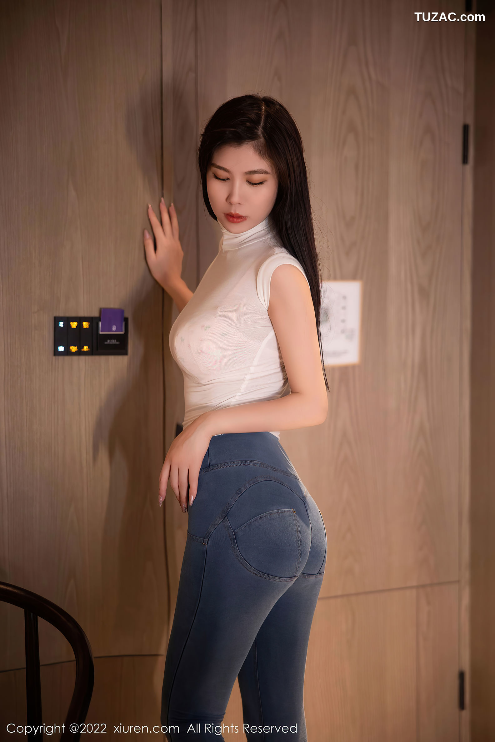 XiuRen-No.5677-李雅柔-白T牛仔裤客车酒店