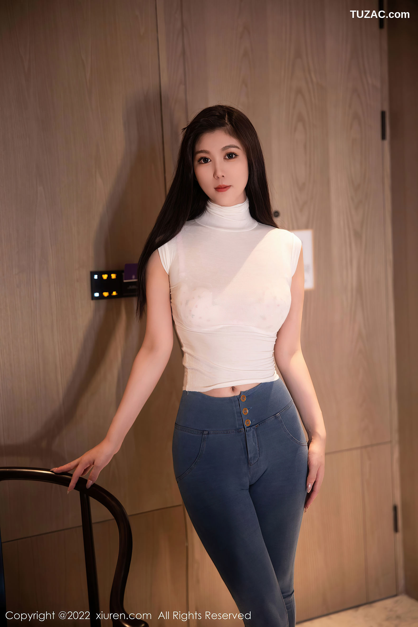 XiuRen-No.5677-李雅柔-白T牛仔裤客车酒店
