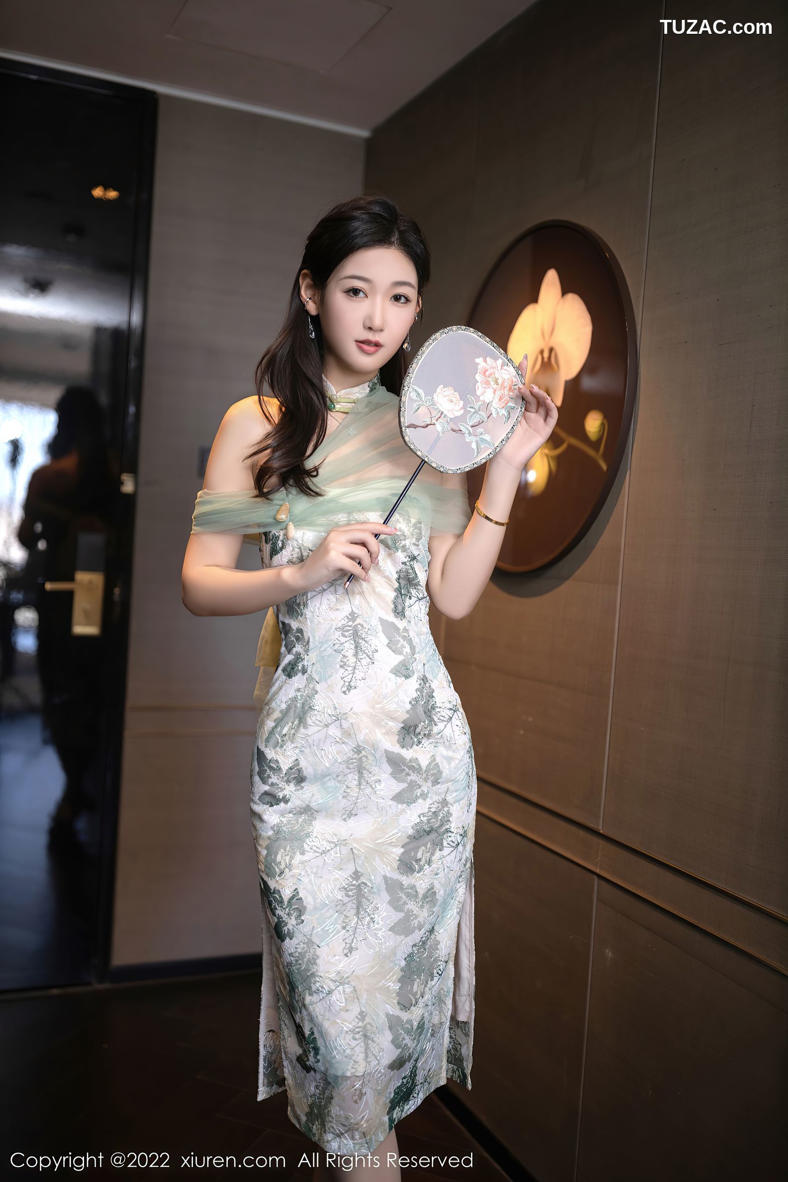 XiuRen-No.5680-唐安琪-白色灰印花古风旗袍