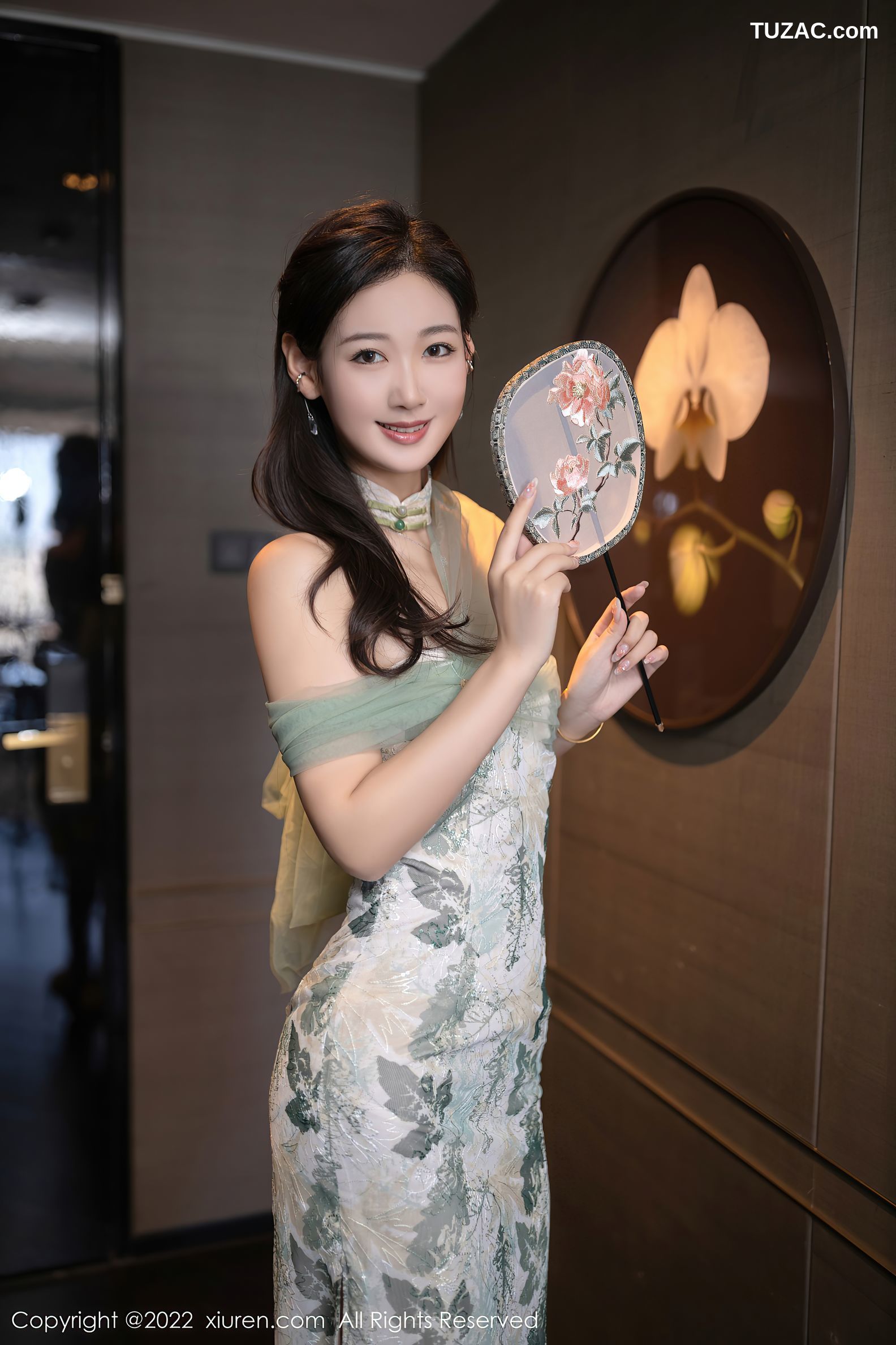 XiuRen-No.5680-唐安琪-白色灰印花古风旗袍