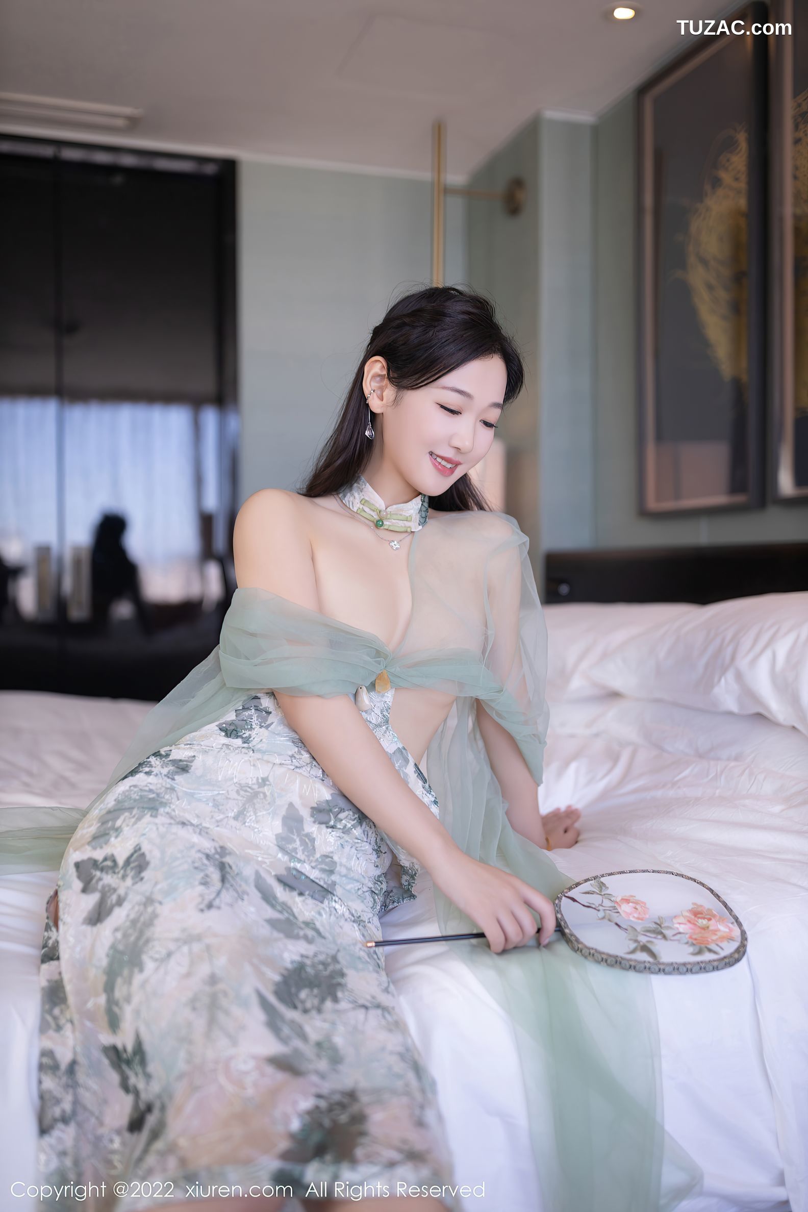 XiuRen-No.5680-唐安琪-白色灰印花古风旗袍