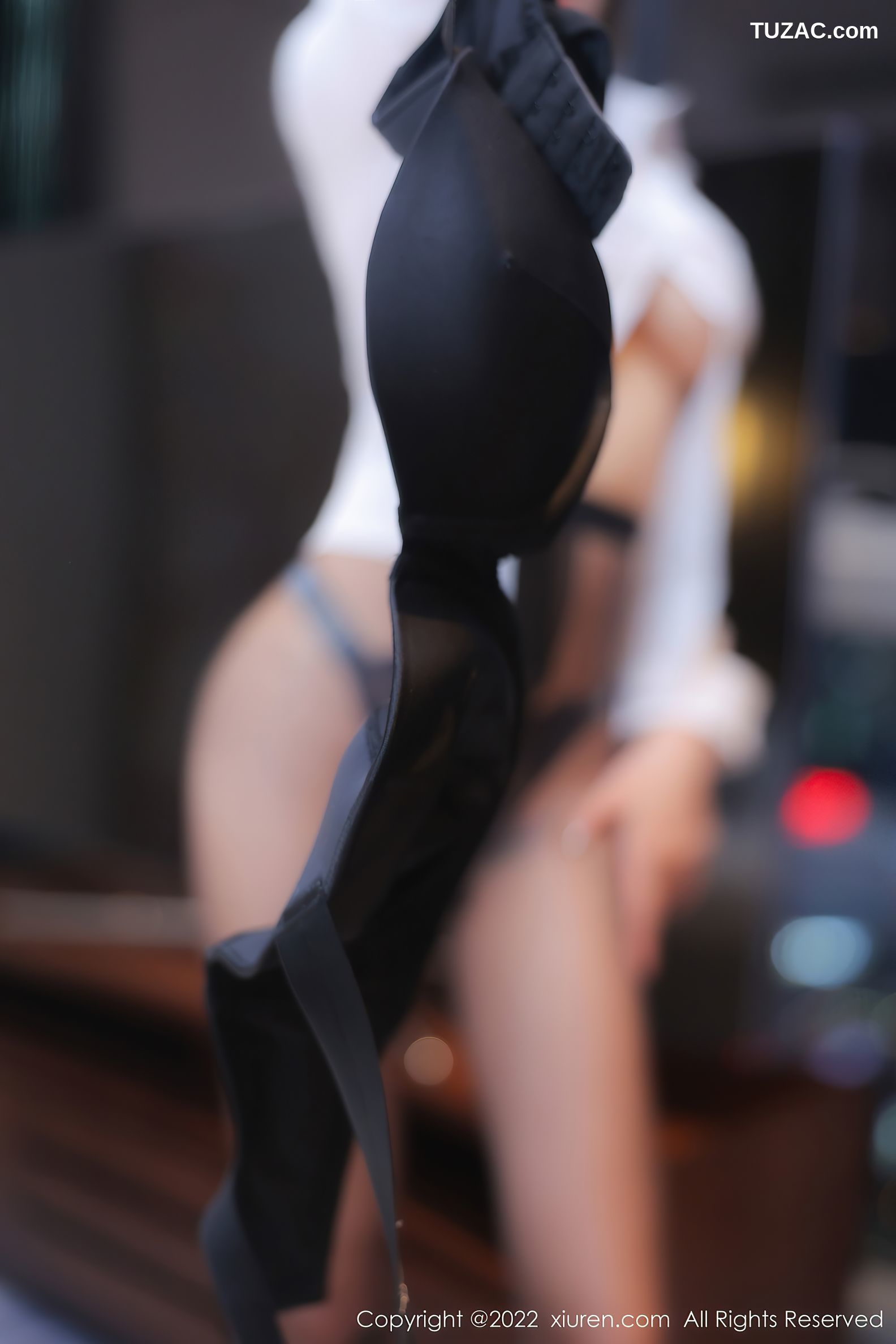 XiuRen-No.5687-果儿-白衬衫皮短裙黑丝