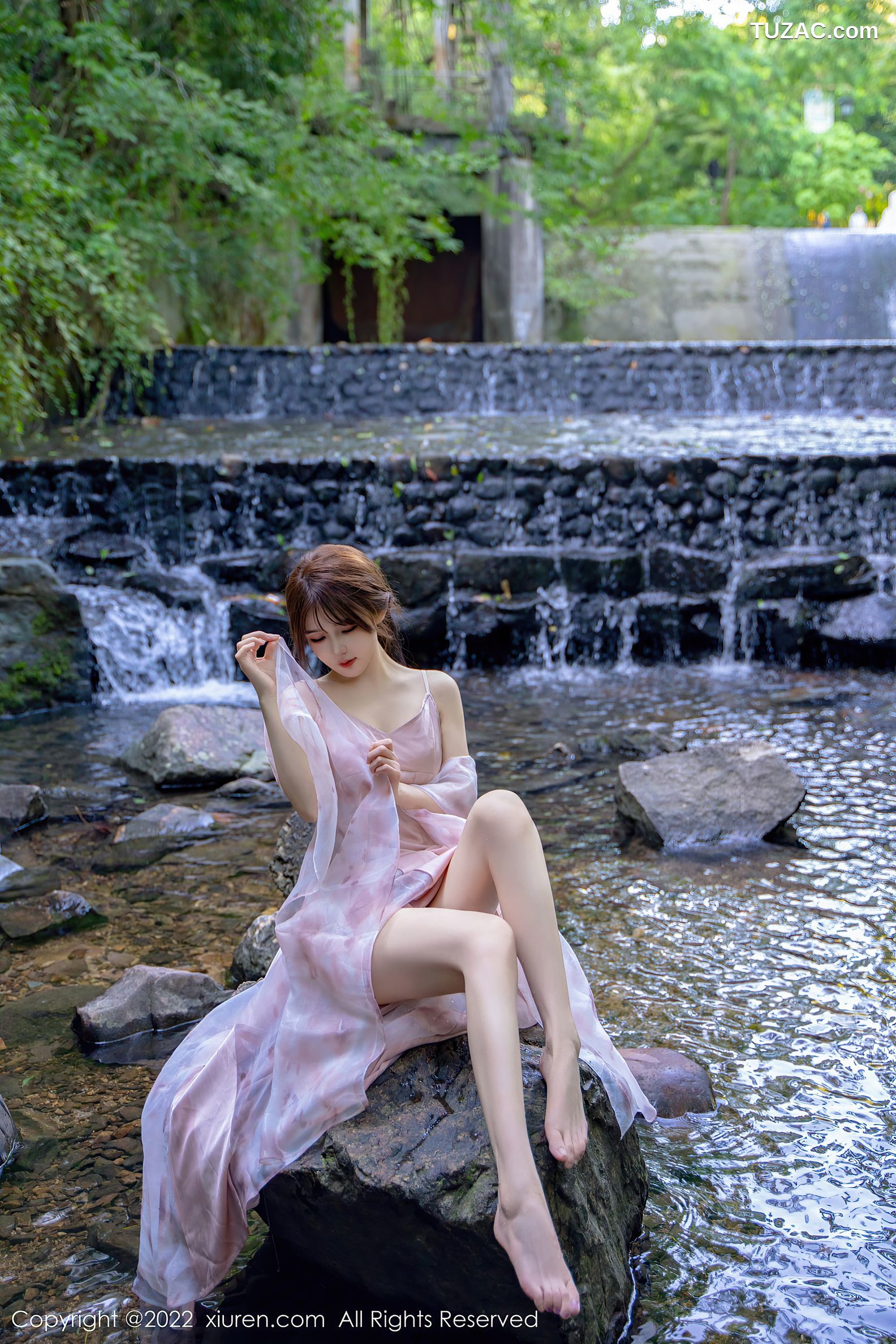 XiuRen-No.5690-婠婠么-林间嬉水的紫裙白裙双姝