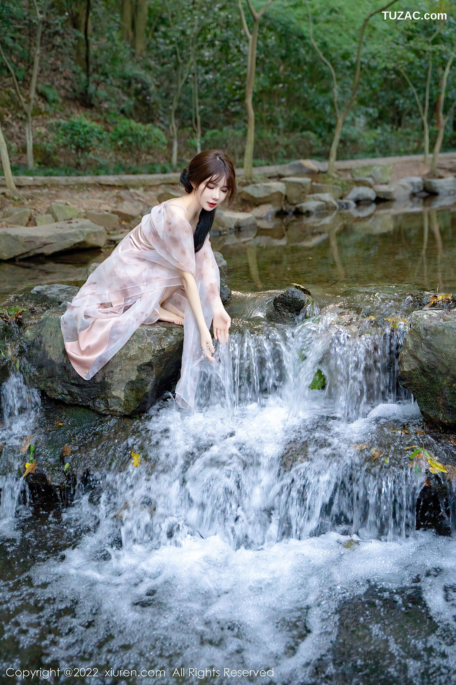 XiuRen-No.5690-婠婠么-林间嬉水的紫裙白裙双姝