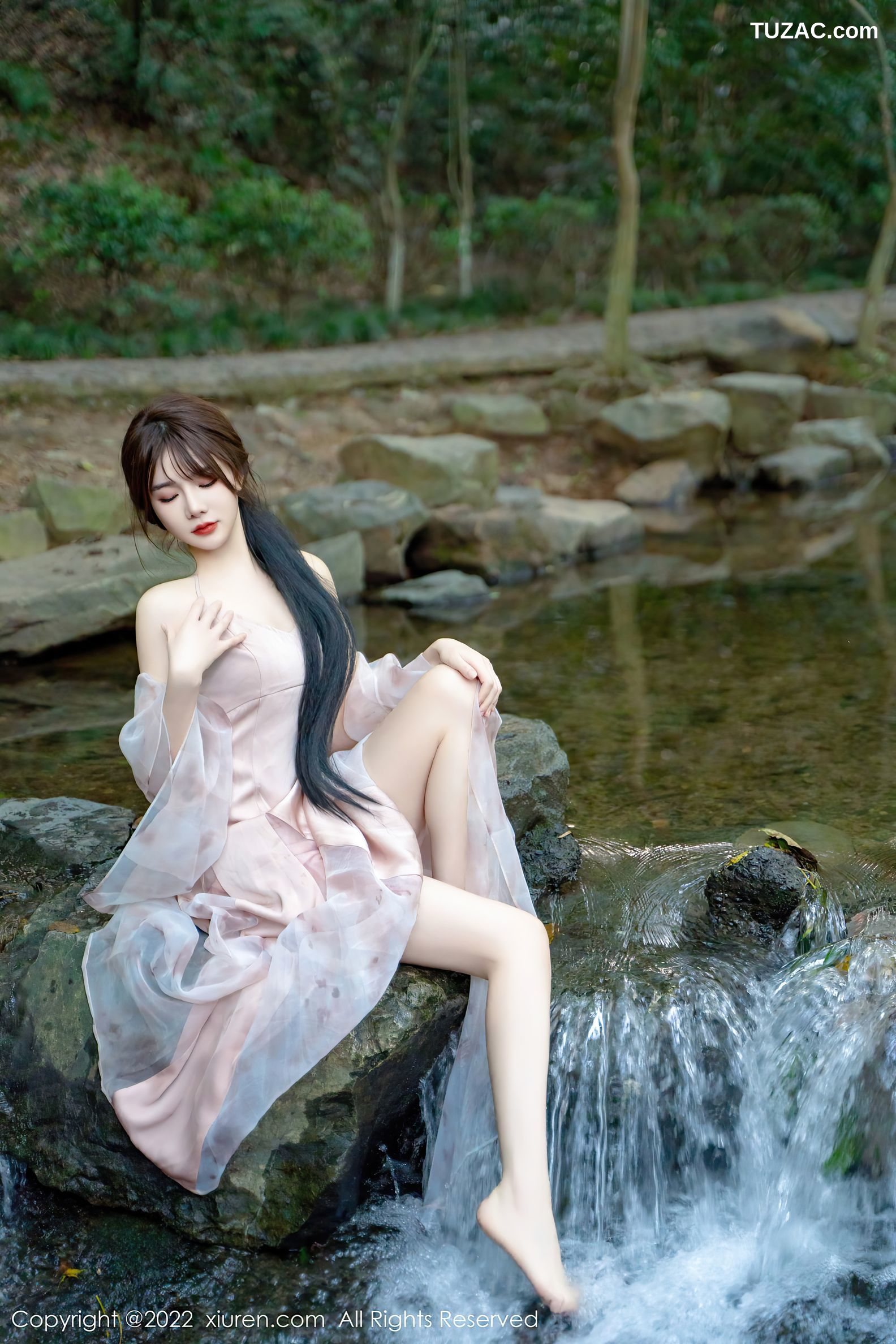 XiuRen-No.5690-婠婠么-林间嬉水的紫裙白裙双姝