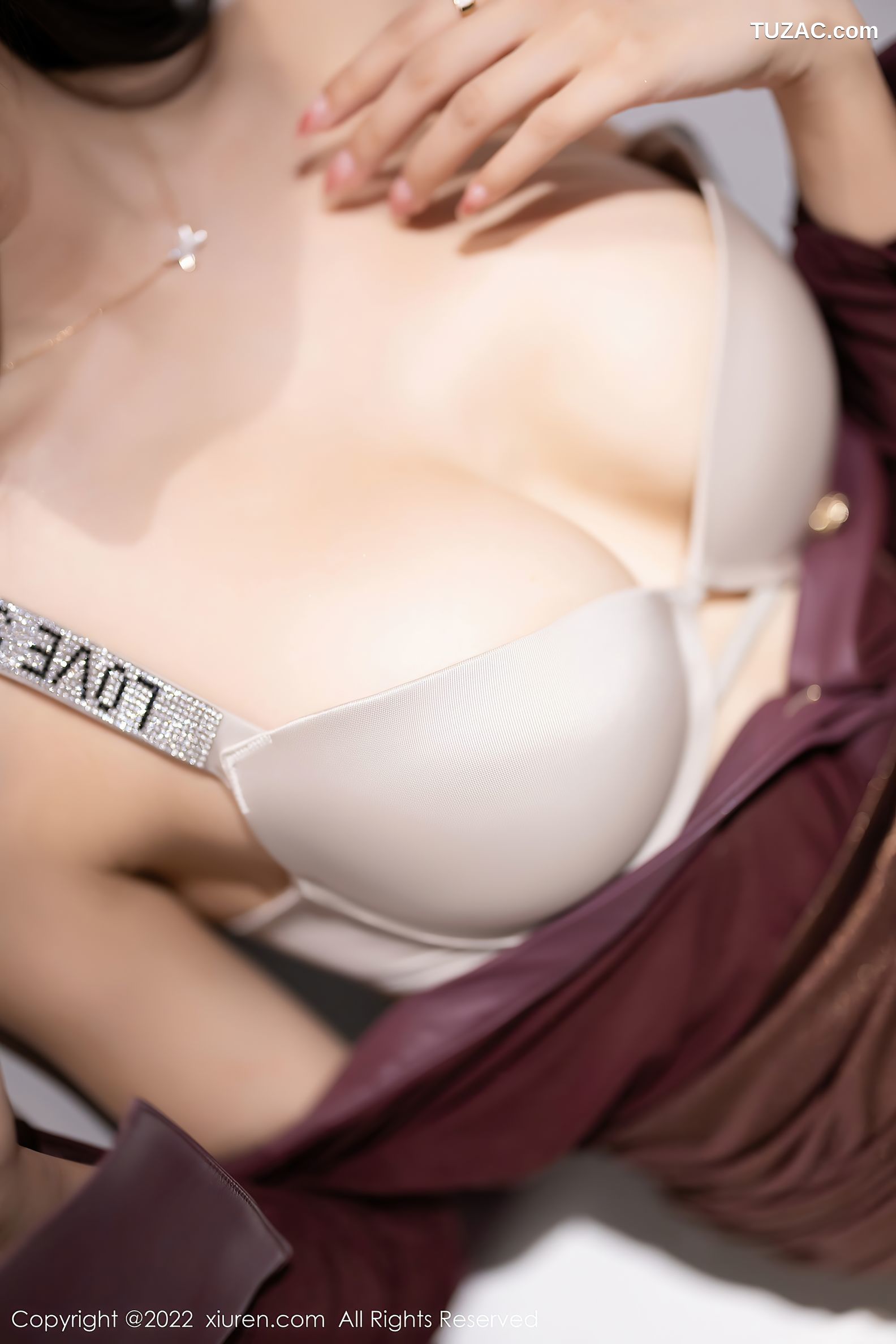 XiuRen-No.5707-王馨瑶-酒红衬衫棕皮短裙职业装黑丝