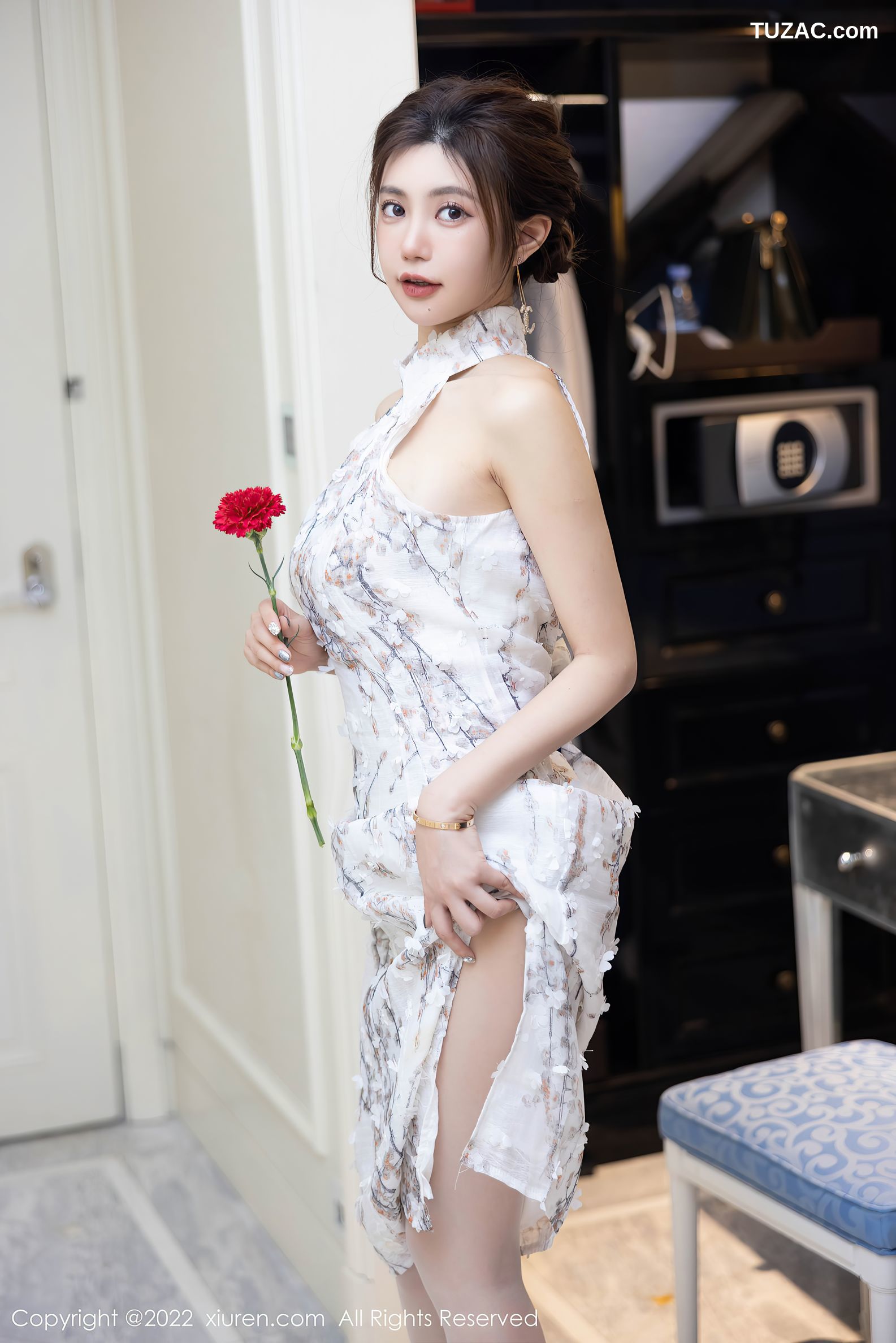 XiuRen-No.5713-绮里嘉-白色缀小红梅印花旗袍肉丝