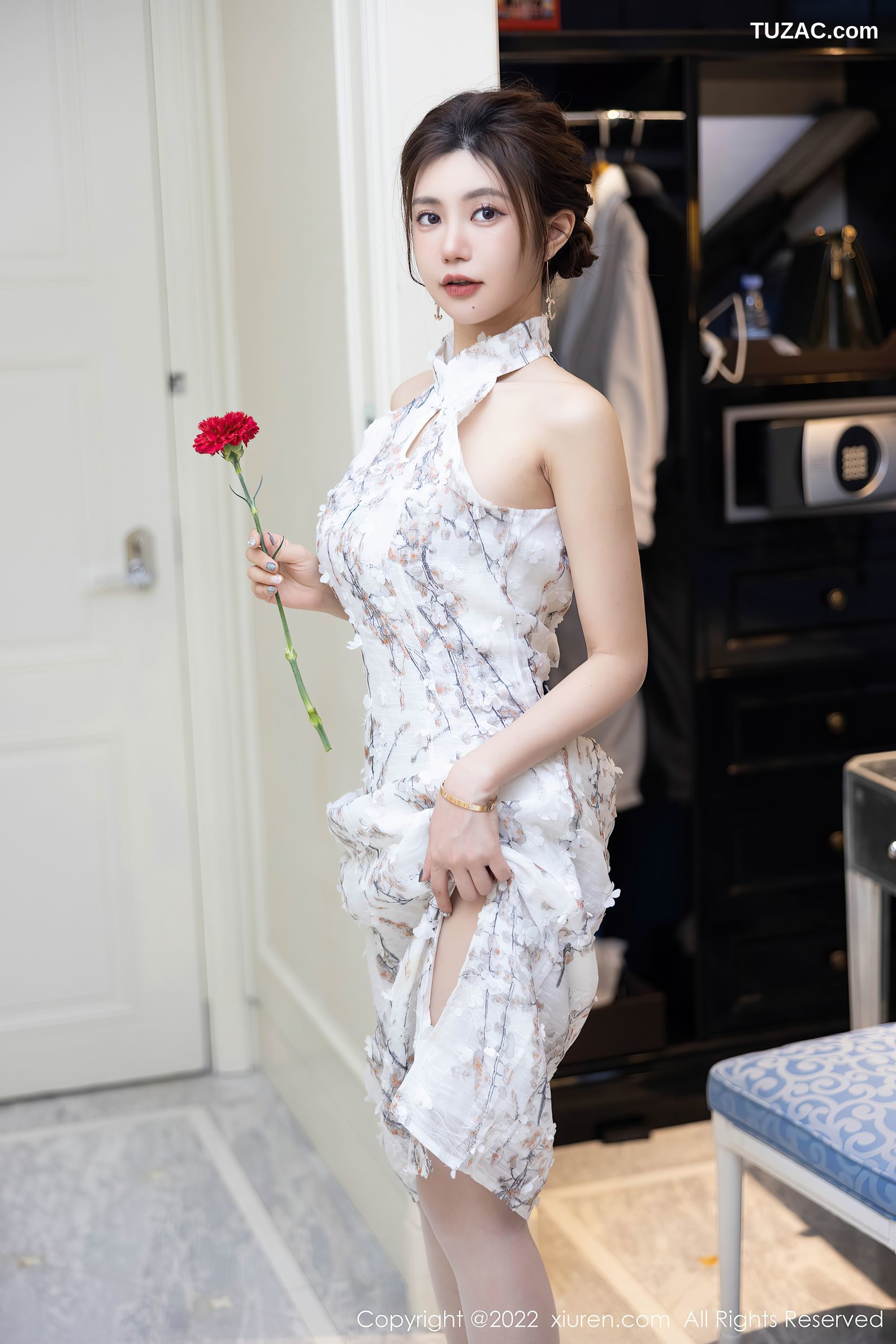 XiuRen-No.5713-绮里嘉-白色缀小红梅印花旗袍肉丝