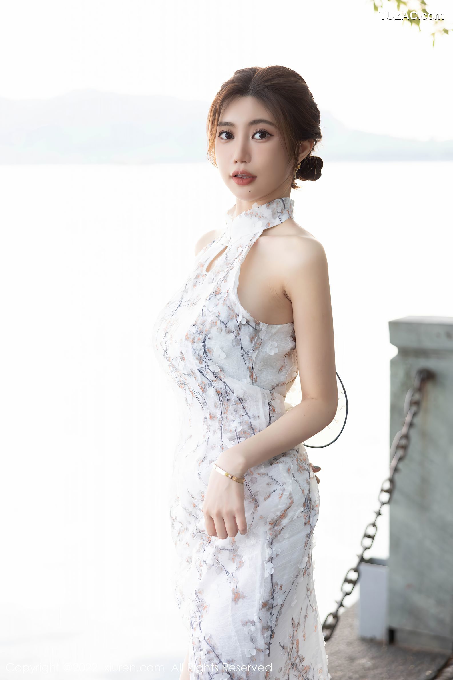 XiuRen-No.5713-绮里嘉-白色缀小红梅印花旗袍肉丝