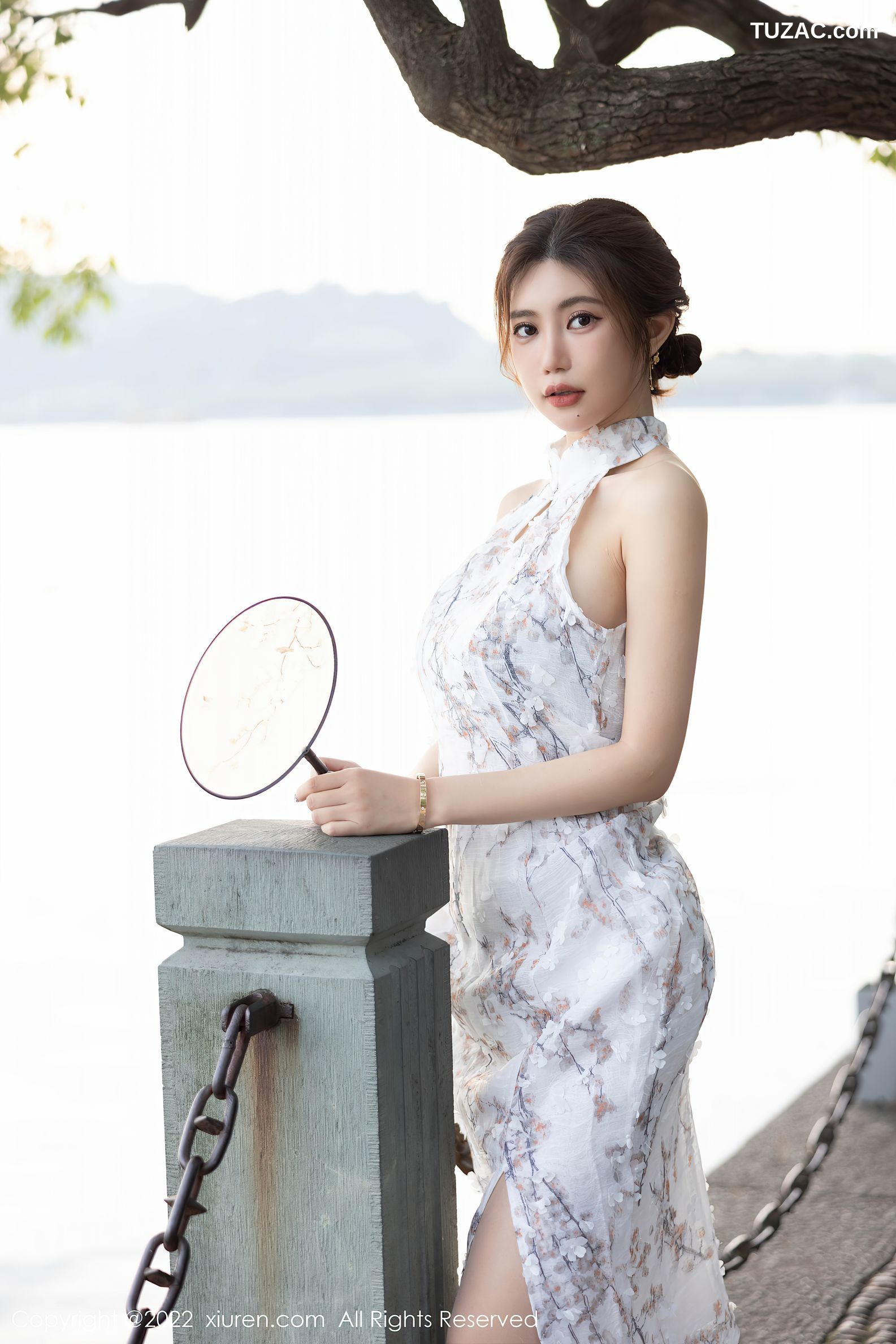 XiuRen-No.5713-绮里嘉-白色缀小红梅印花旗袍肉丝