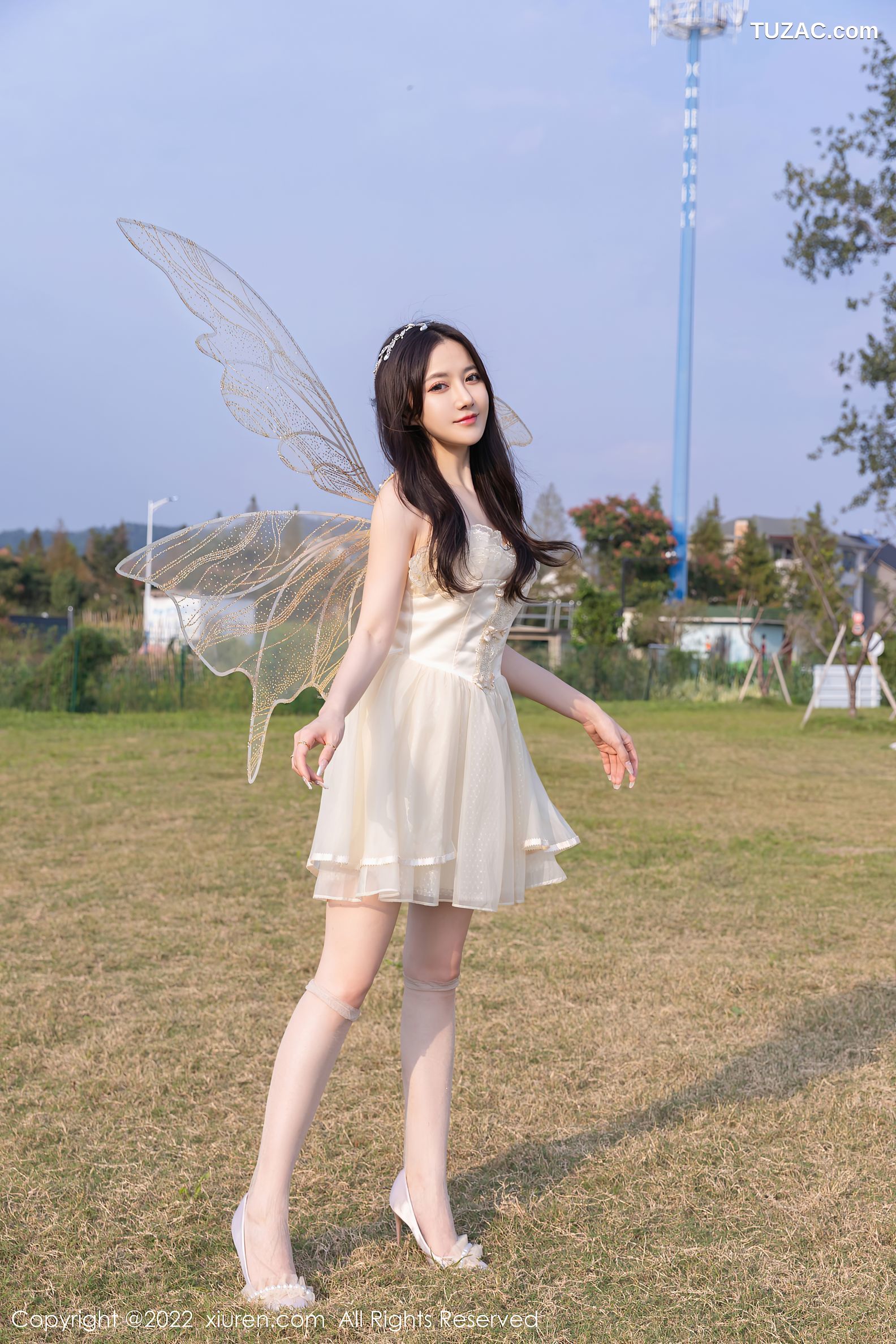 XiuRen-No.5715-鱼子酱-白纱仙子旋转木马户外